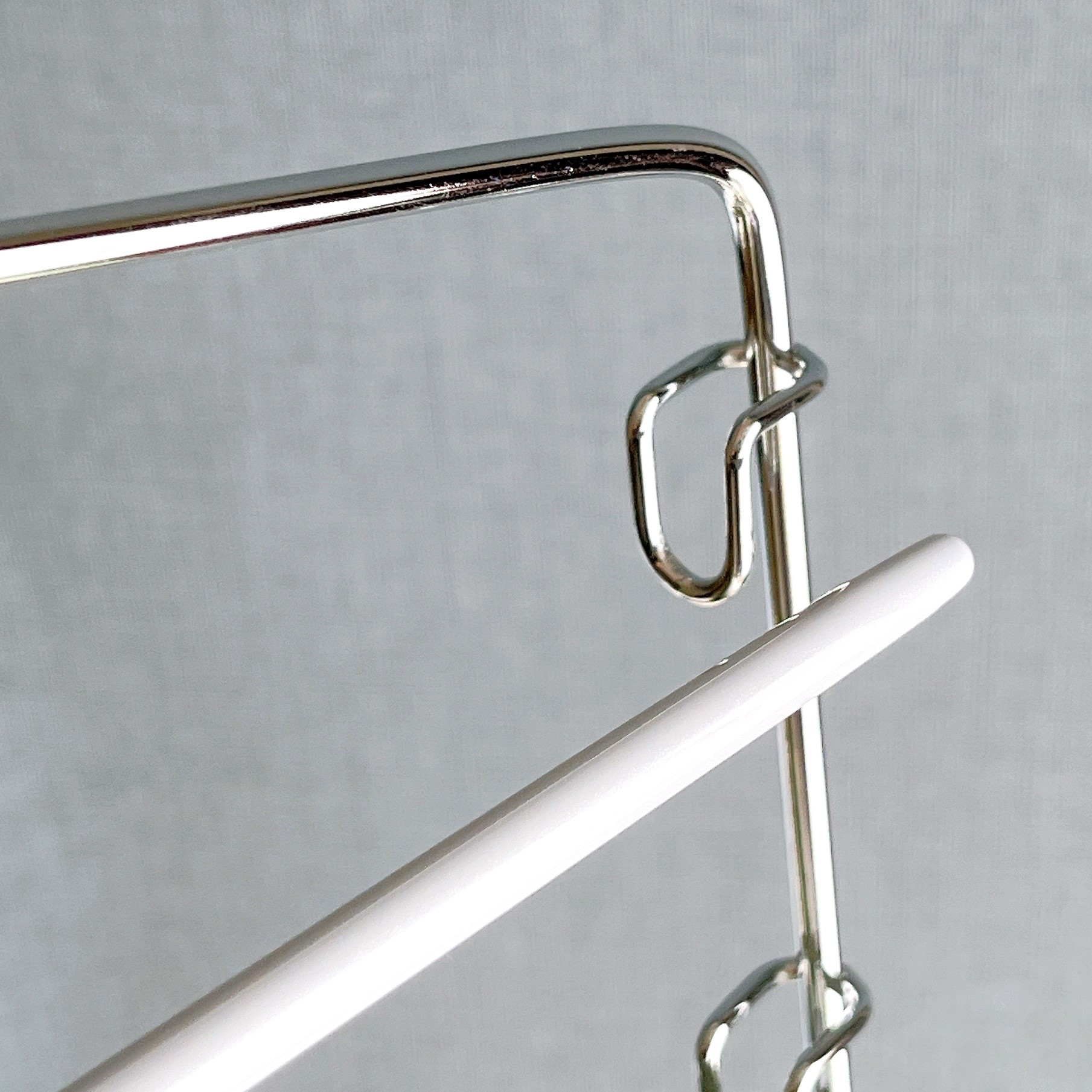 ニトリのオススメのグッズ「すべりにくいスカートズボン5段ハンガー（ラミー 幅40.2cm グレー）」