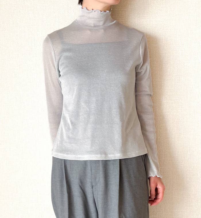 GU（ジーユー）のおすすめトップス「ラメハイネックT（長袖）Q」