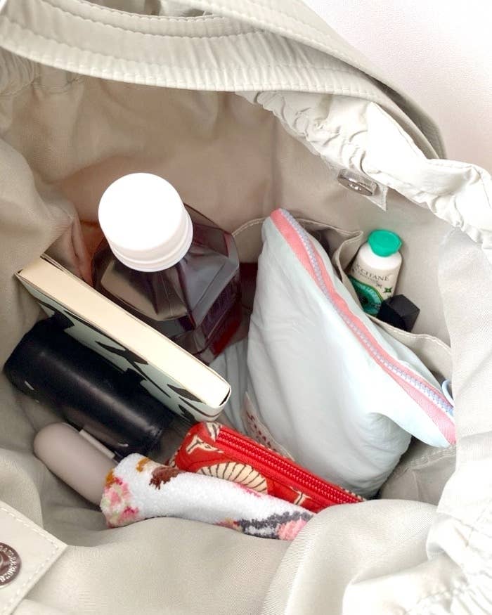 GU（ジーユー）のオススメのバッグ「ナイロンドローストリングショルダーバッグ」