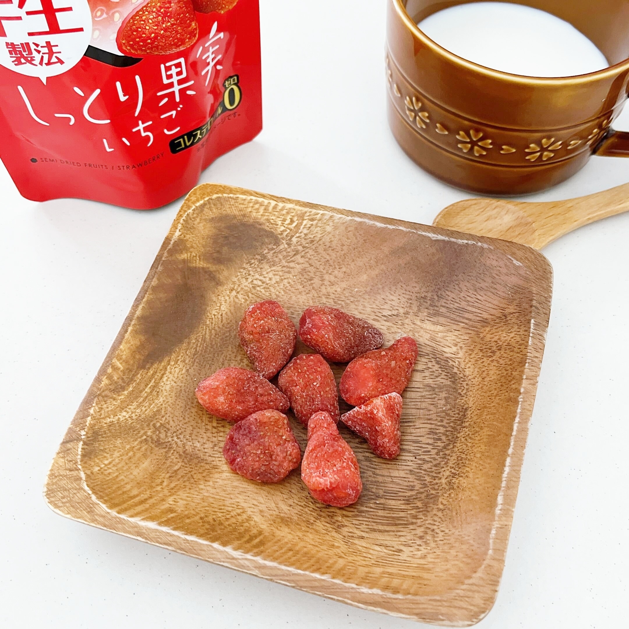 DAISO（ダイソー）のオススメのお菓子「ファーストジャパン しっとり果実 いちご 25g」