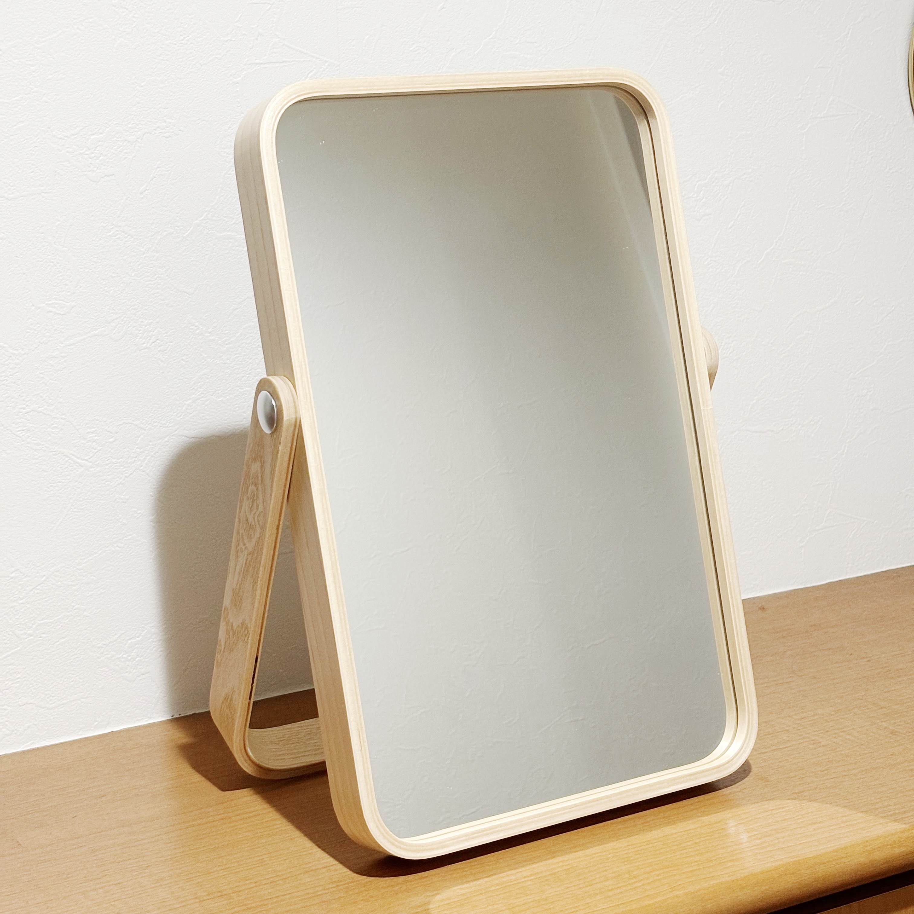 IKEA（イケア）のおすすめの便利アイテム「IKORNNES イコルネステーブルミラー」