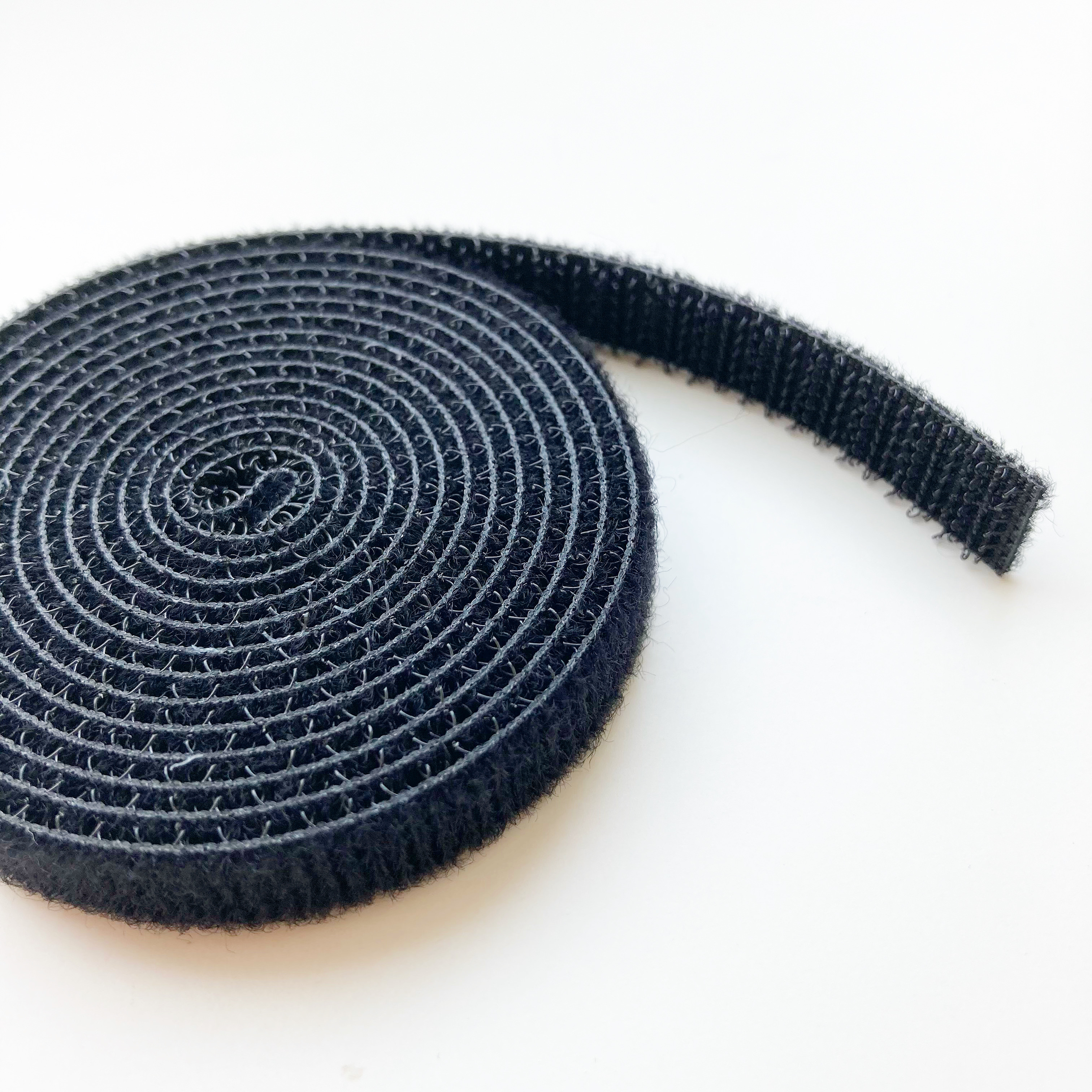 ダイソーの便利グッズ「配線ベルト（面ファスナー、1個、黒）」