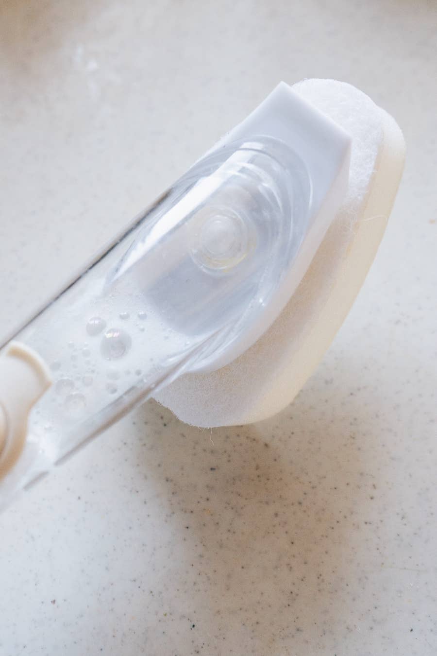 3coins】考えた人、天才すぎる…！「手が汚れない」「もう1つ欲しい」キッチンで大活躍の『優秀そうじグッズ』サッと使えて便利！《購入レビュー》