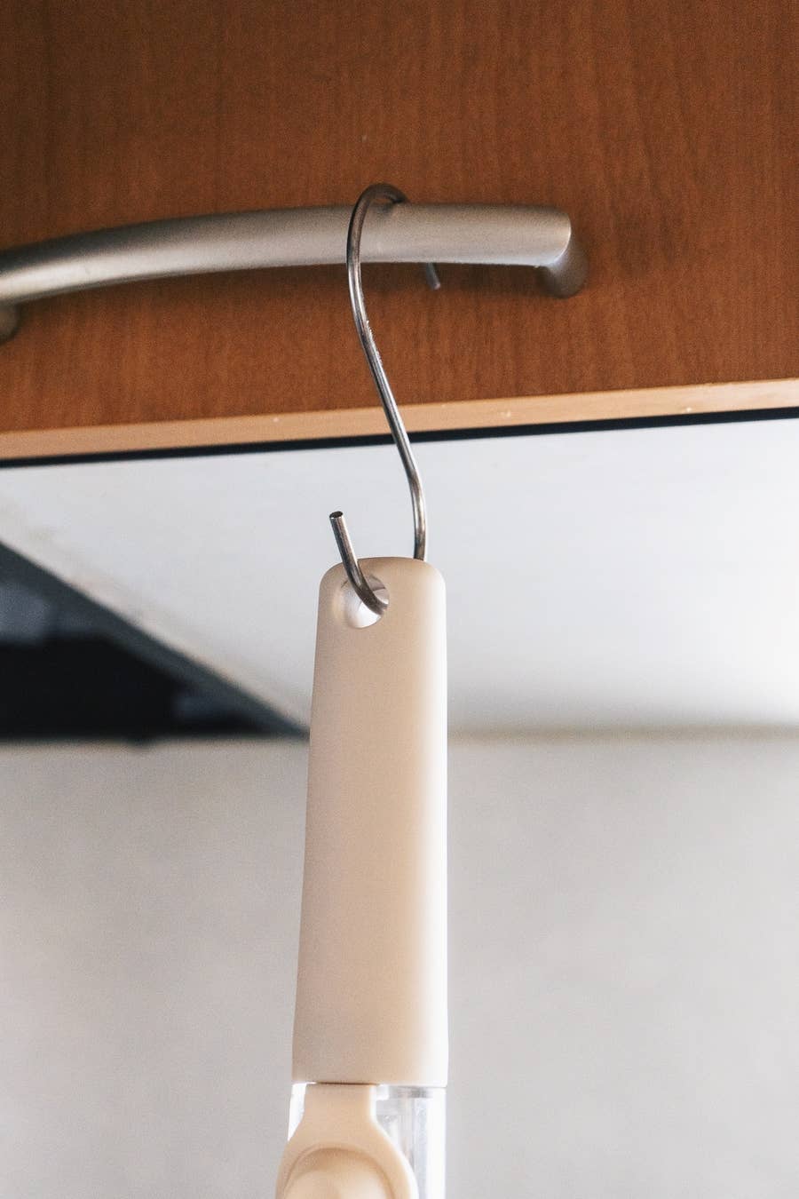 3coins】考えた人、天才すぎる…！「手が汚れない」「もう1つ欲しい」キッチンで大活躍の『優秀そうじグッズ』サッと使えて便利！《購入レビュー》