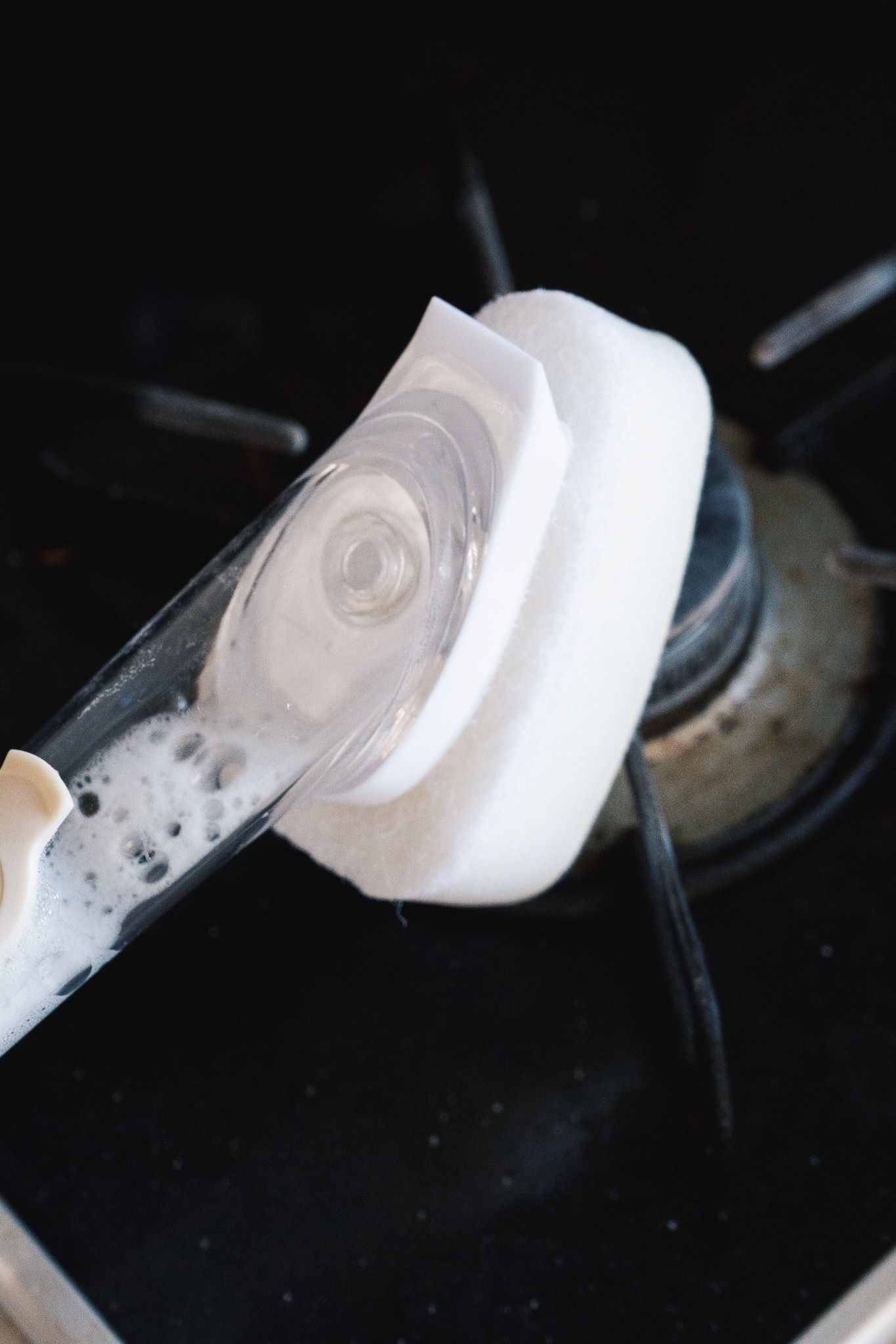 3coins】考えた人、天才すぎる…！「手が汚れない」「もう1つ欲しい」キッチンで大活躍の『優秀そうじグッズ』サッと使えて便利！《購入レビュー》