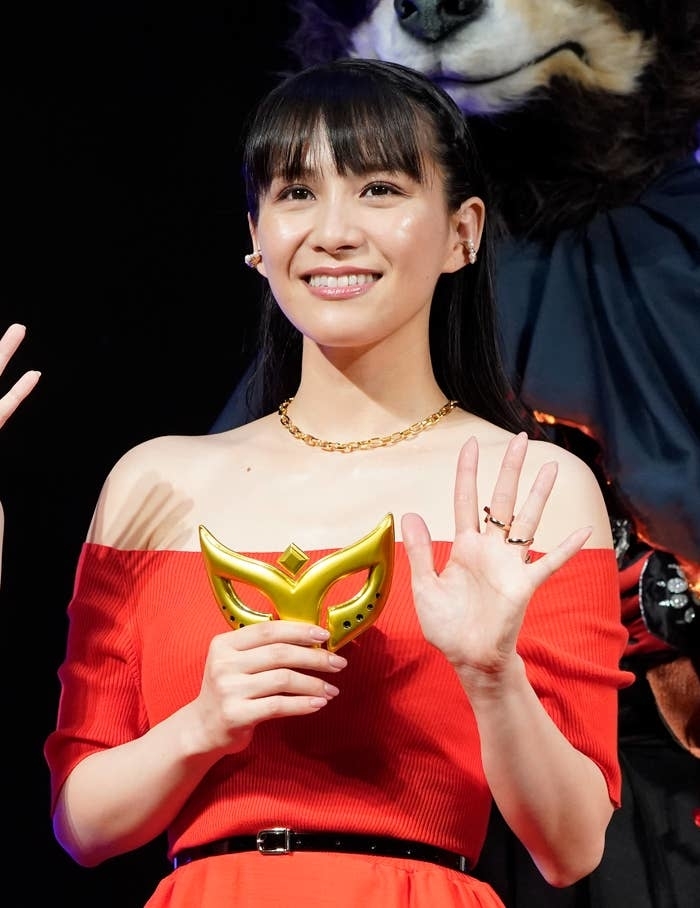 背中ばーん」Perfume・あ〜ちゃん、大胆なミニ丈チャイナドレス姿に