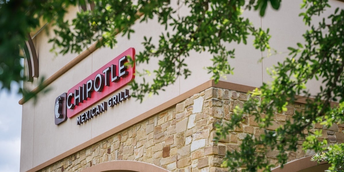 Customers Assault Chipotle Worker After Additional Chicken Fee - Vimarsana News