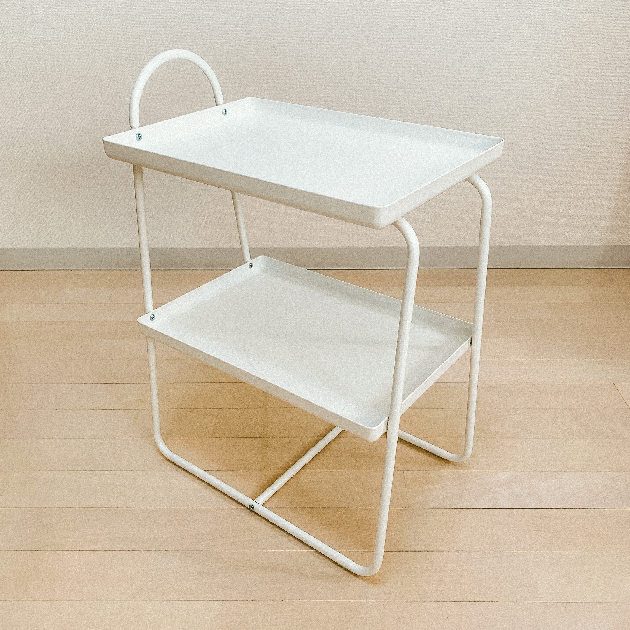 IKEA(イケア)のおすすめのインテリア「HATTÅSEN ハットーセンサイドテーブル/シェルフユニット」