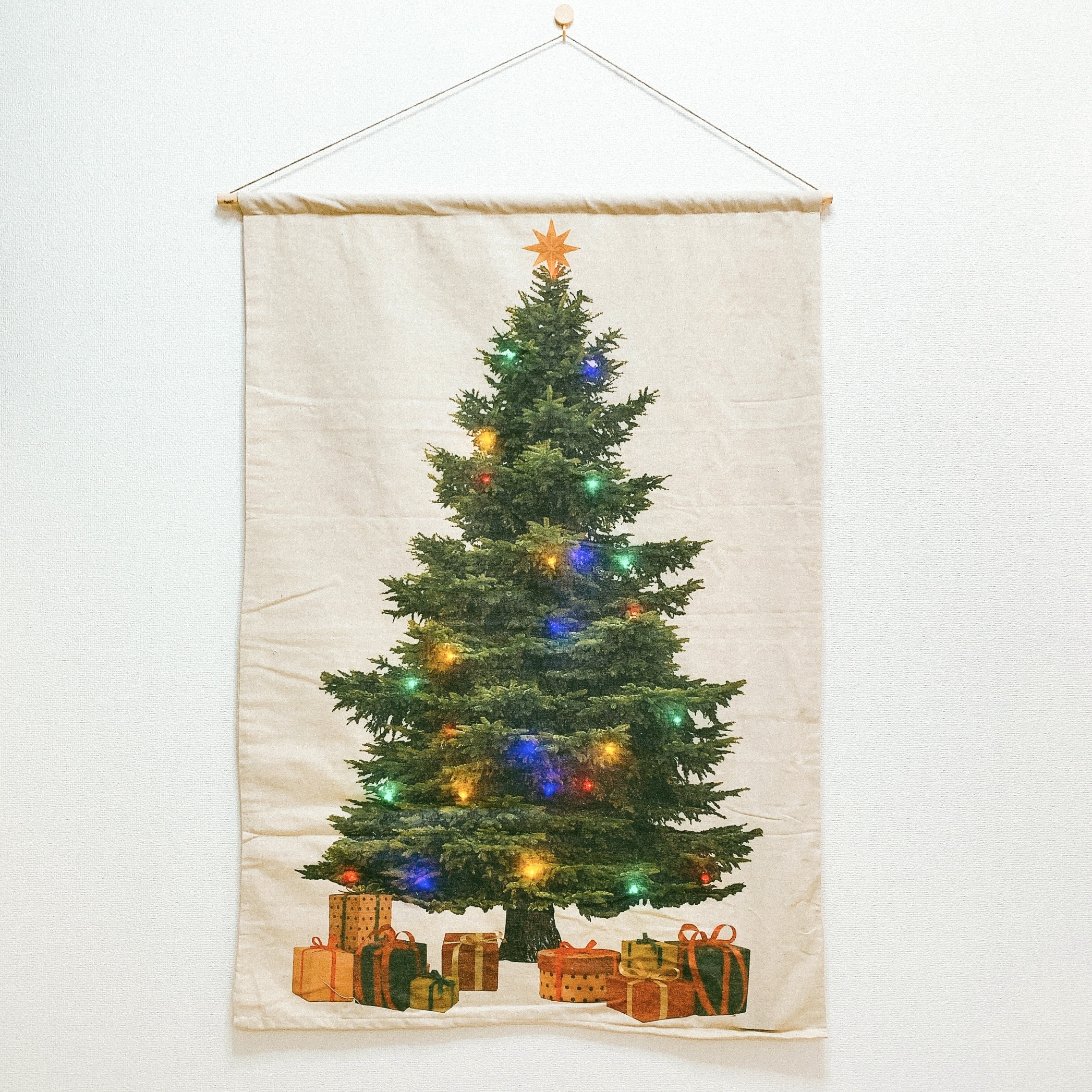 salut!(サリュ)のおすすめのクリスマスアイテム「【Marché de Noël】LEDツリータペストリー」