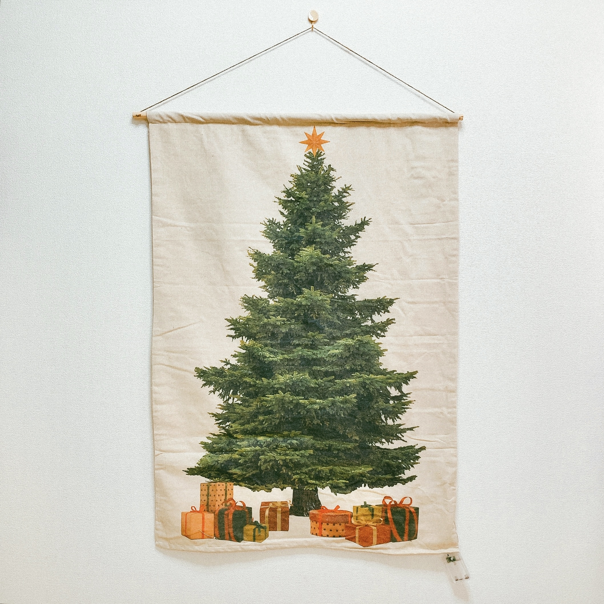 salut!(サリュ)のおすすめのクリスマスアイテム「【Marché de Noël】LEDツリータペストリー」