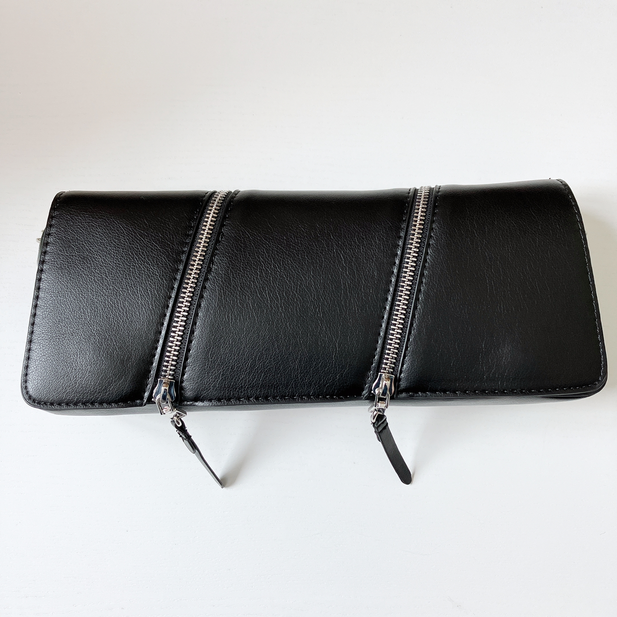 ZARA(ザラ)のおすすめバッグ「フラップ&ジッパー クロスボディバッグ」