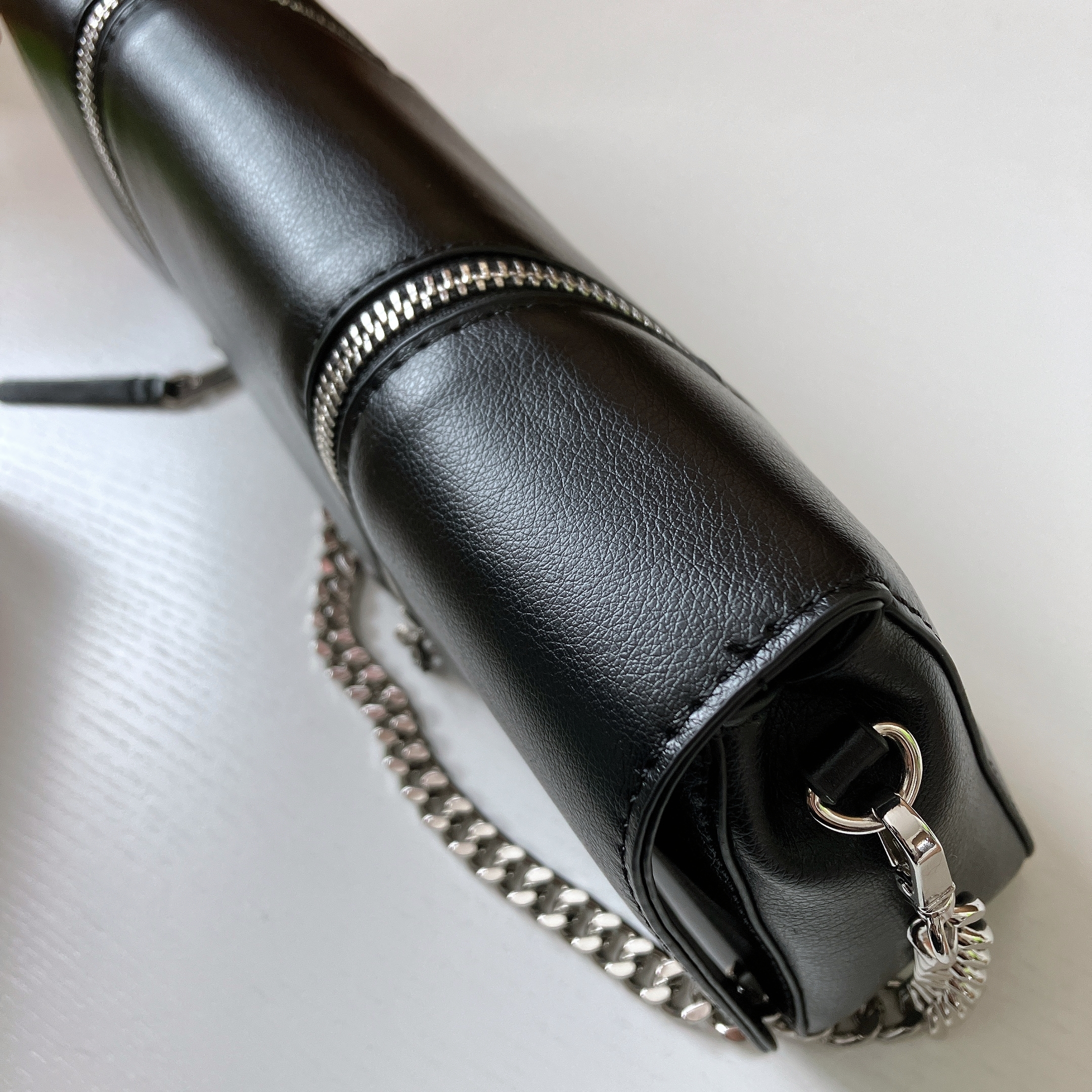 ZARA(ザラ)のおすすめバッグ「フラップ&ジッパー クロスボディバッグ」