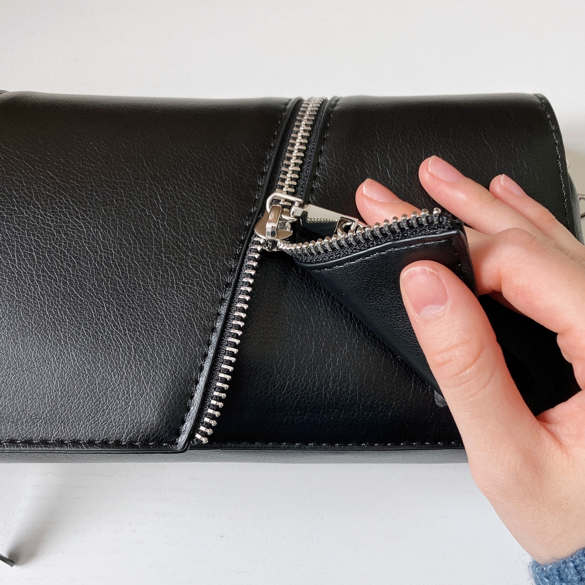 ZARA(ザラ)のおすすめバッグ「フラップ&ジッパー クロスボディバッグ」