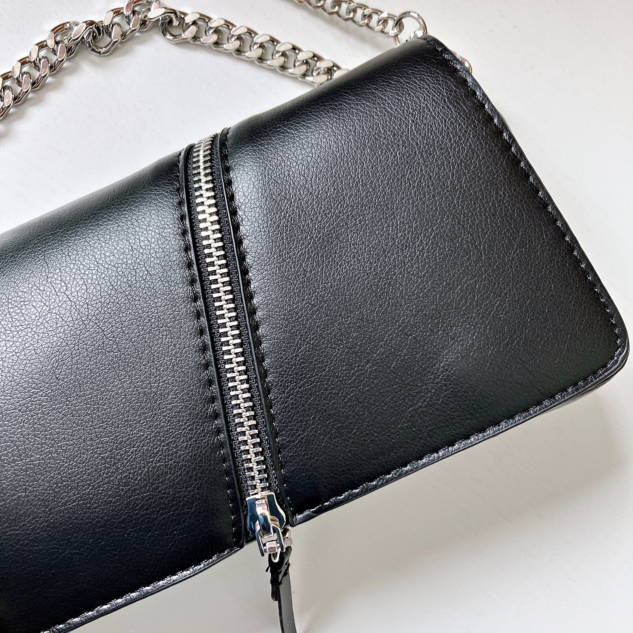 ZARA(ザラ)のおすすめバッグ「フラップ&ジッパー クロスボディバッグ」