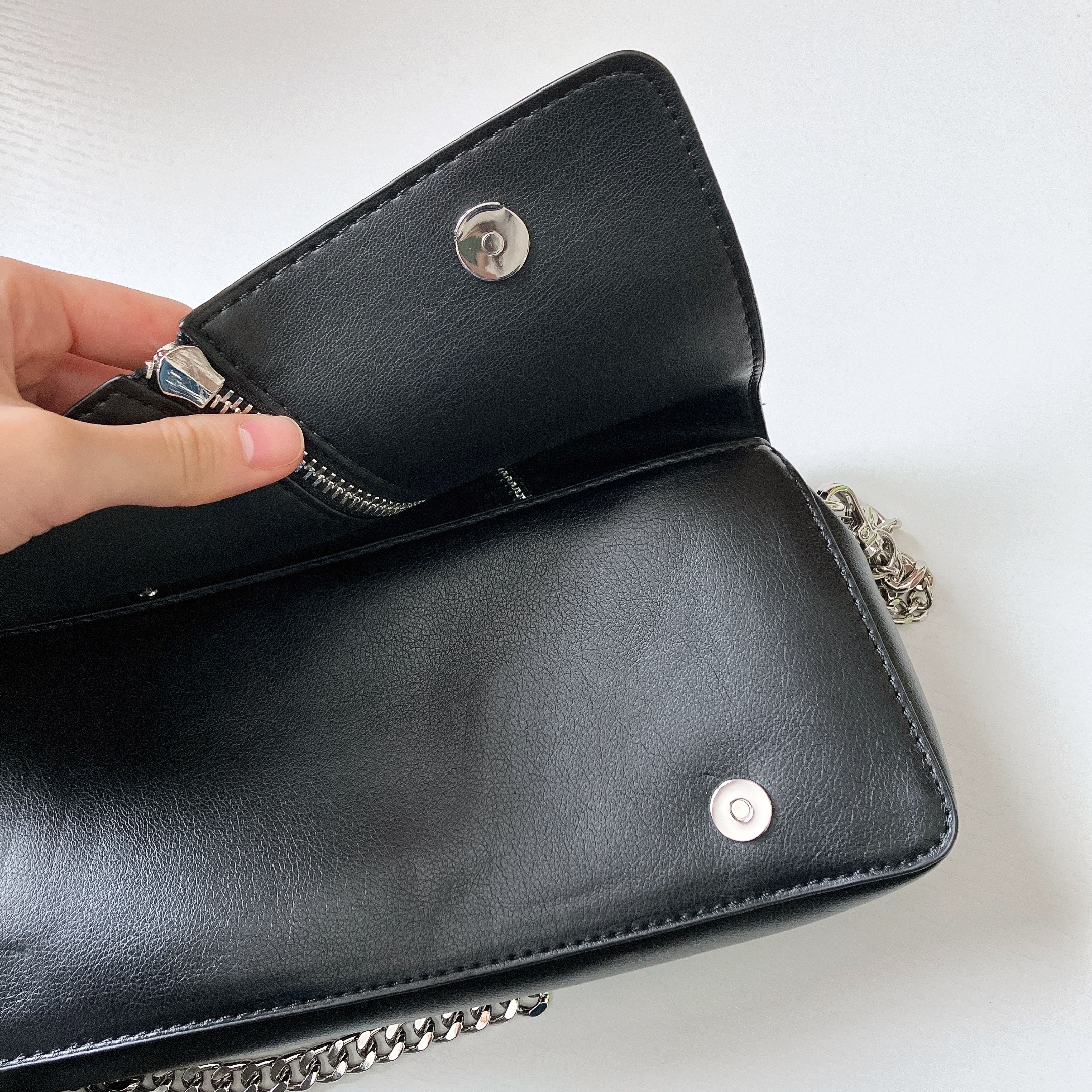 ZARA(ザラ)のおすすめバッグ「フラップ&ジッパー クロスボディバッグ」