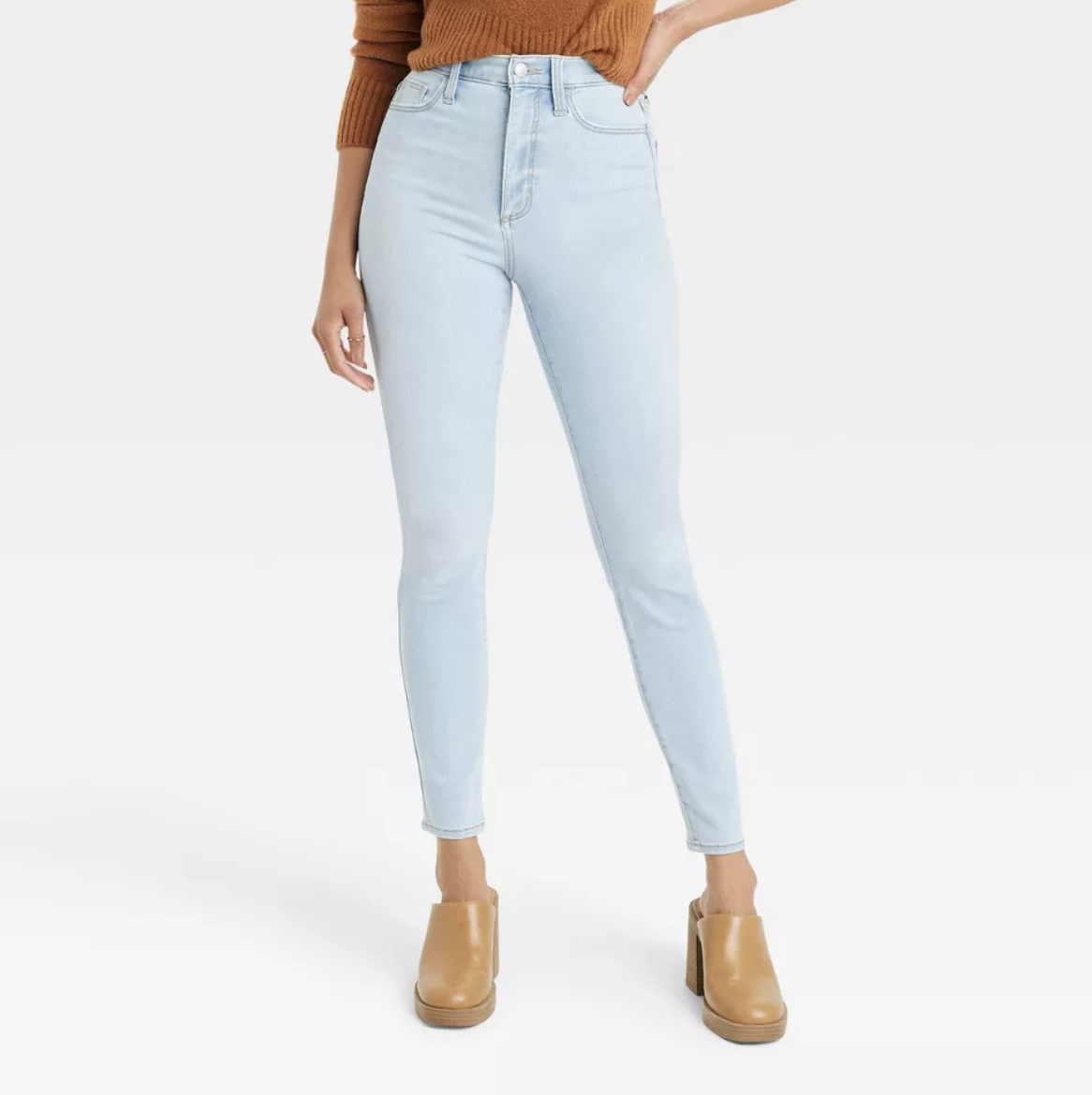 Model wearing skinny jeans