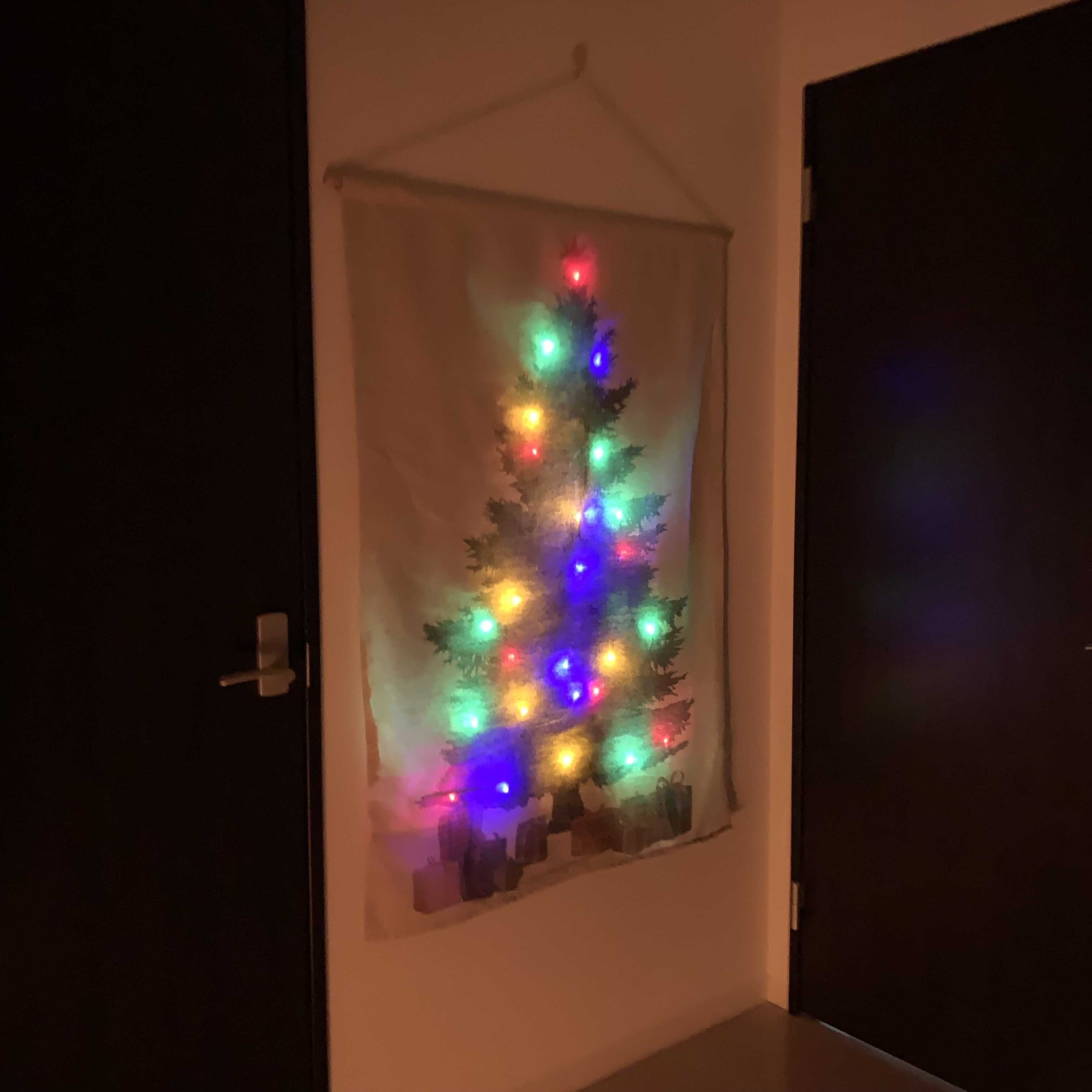 salut!(サリュ)のおすすめのクリスマスアイテム「【Marché de Noël】LEDツリータペストリー」