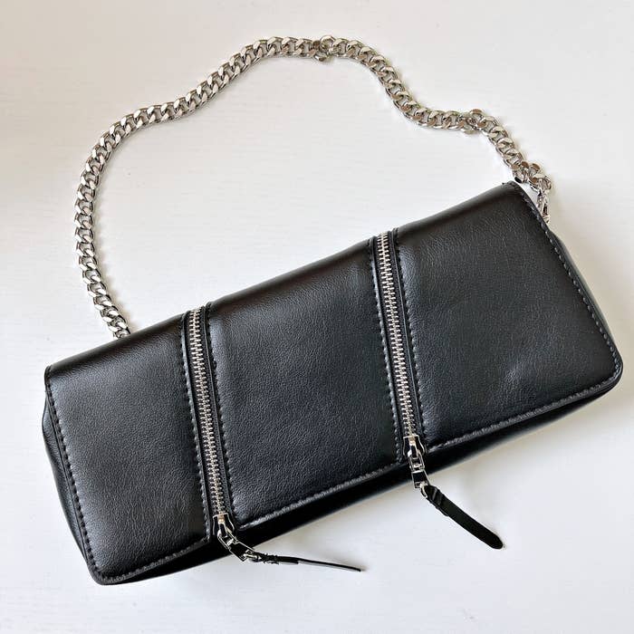 ZARAのおすすめバッグ「フラップ＆ジッパー クロスボディバッグ」