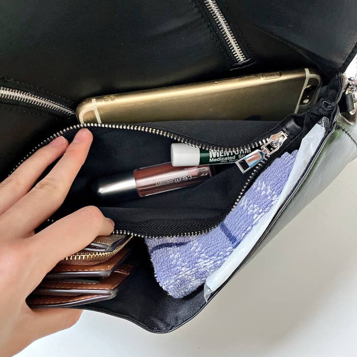 ZARAのおすすめバッグ「フラップ＆ジッパー クロスボディバッグ」