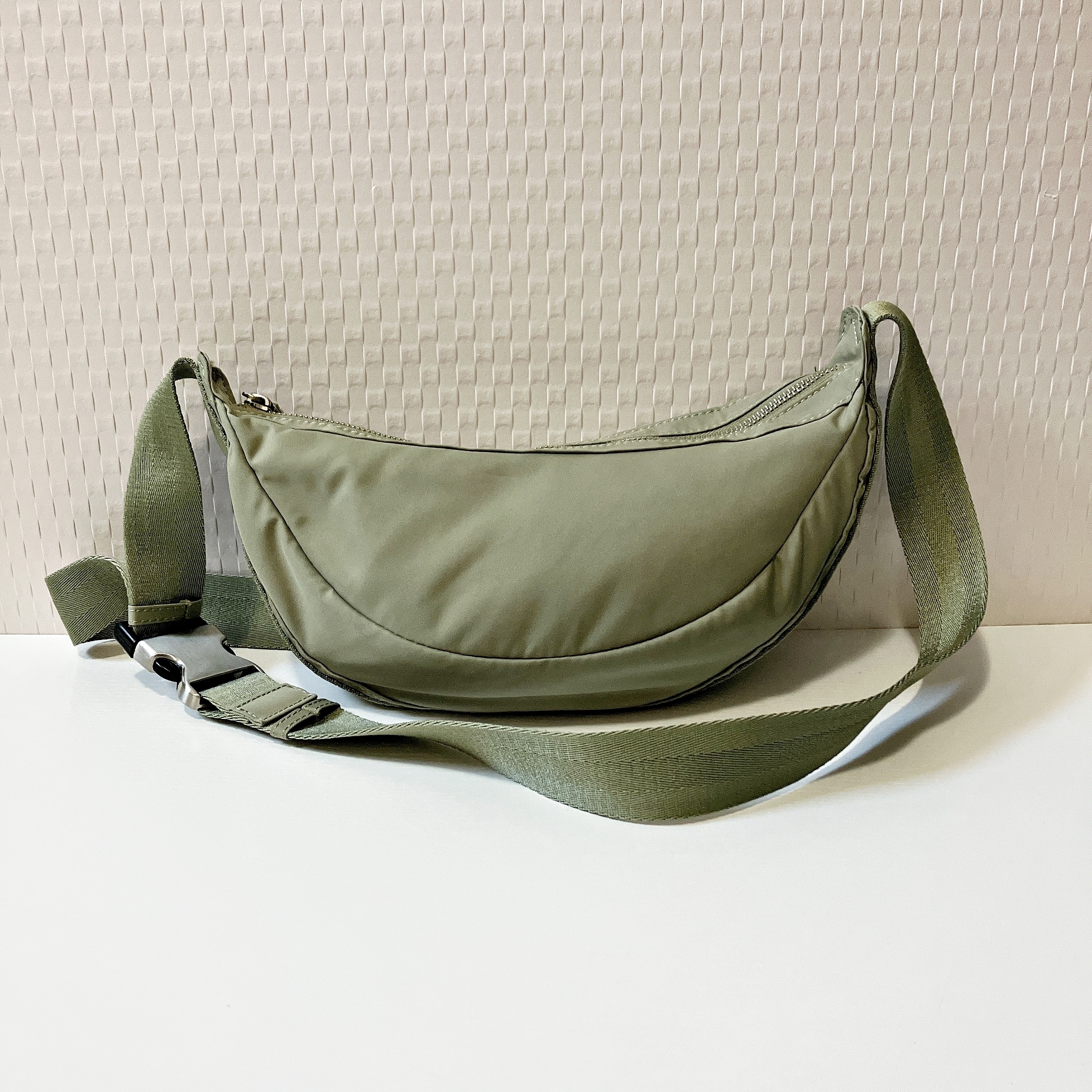 ZARAのおすすめバッグ「ナイロン クロスボディバッグ」