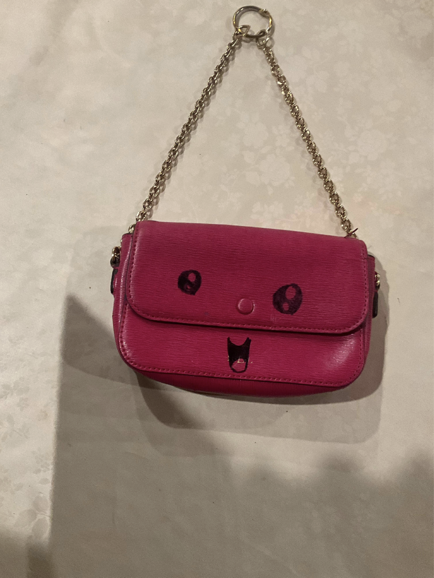 Markings on a pink purse