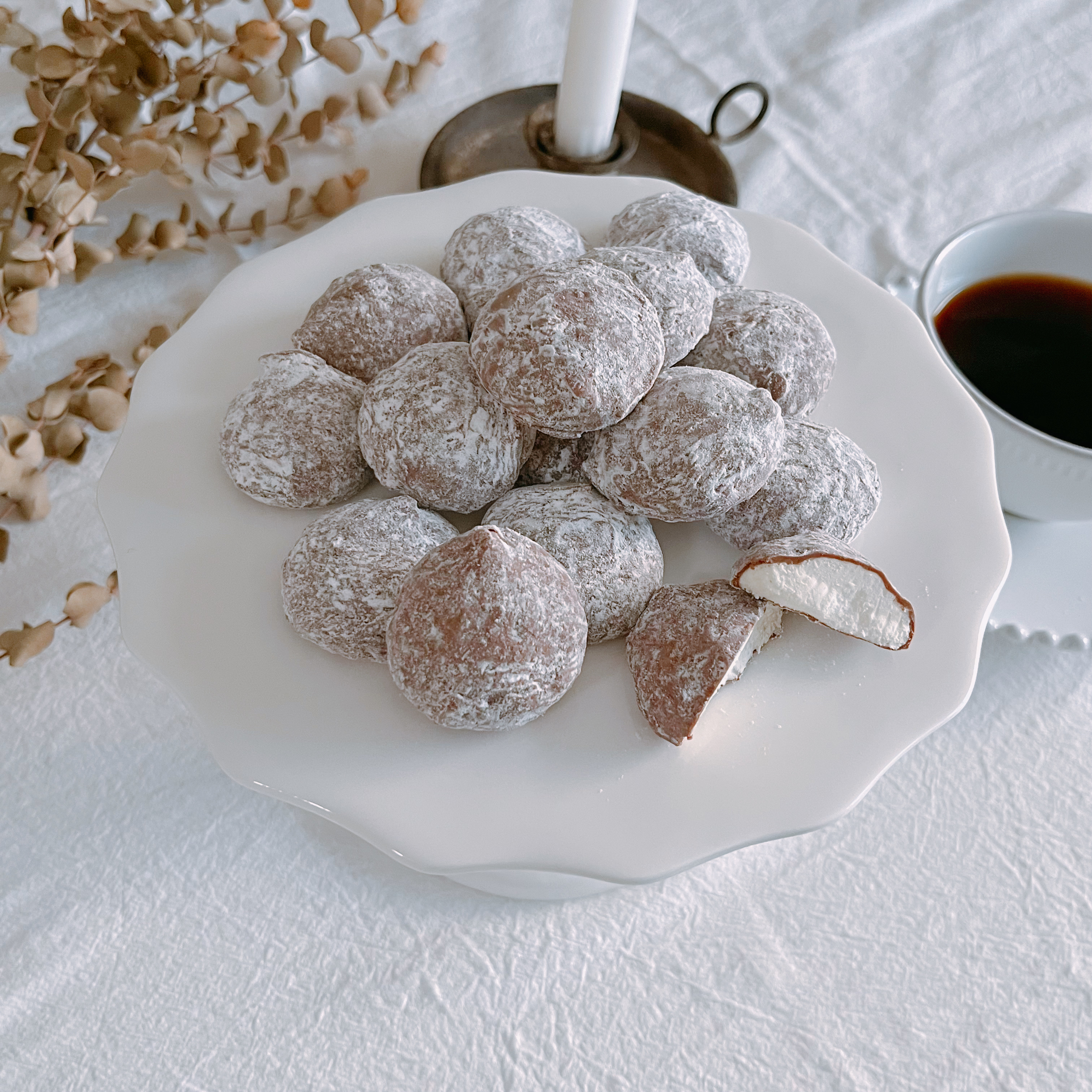 カルディのおすすめ「スウィーツ&キャンディー チョコレートクリームズ(バニラ)」「スウィーツ&キャンディー チョコレートクリームズ(オレンジ)」