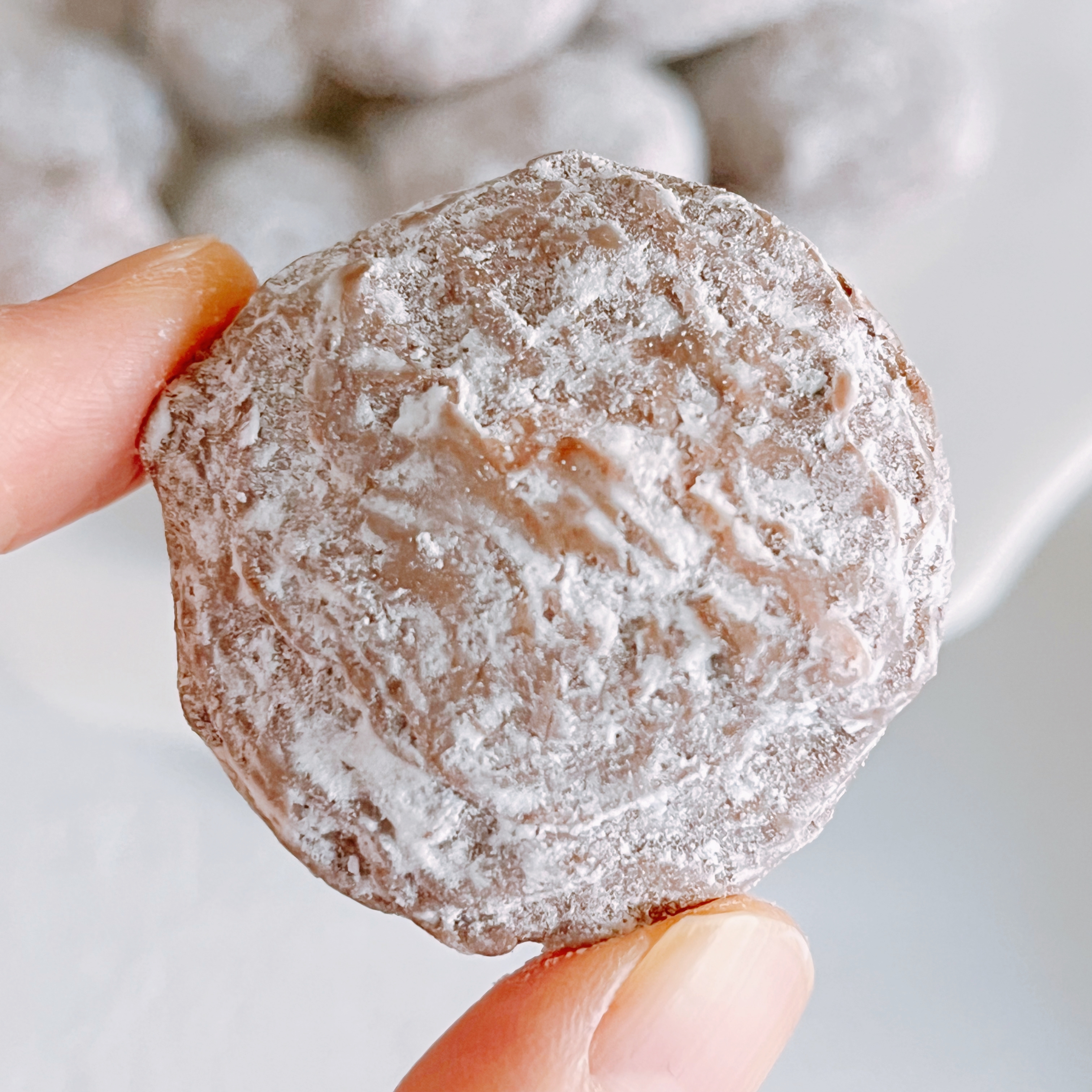 カルディのおすすめ「スウィーツ&キャンディー チョコレートクリームズ(バニラ)」「スウィーツ&キャンディー チョコレートクリームズ(オレンジ)」