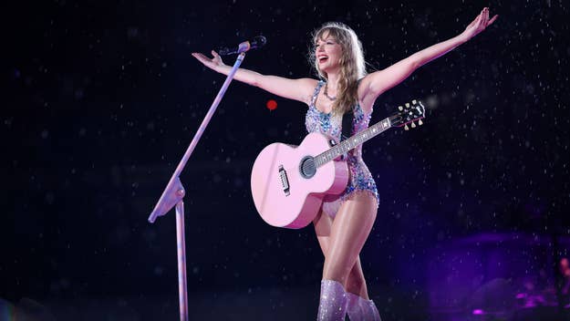 taylor swift performing live