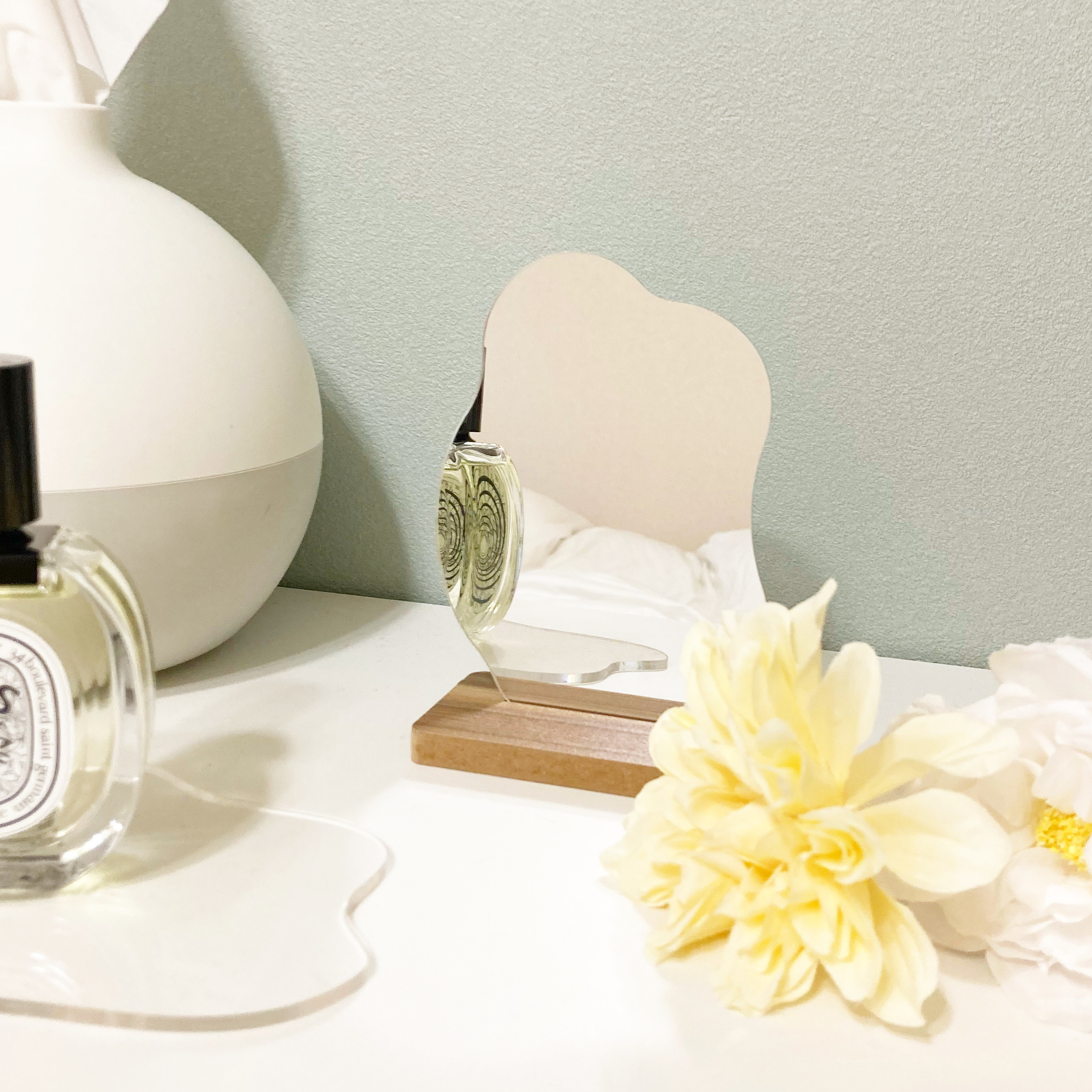 キャンドゥのオススメ「ダイカットミラー スタンド付き」