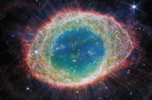NASAのジェイムズ・ウェッブ宇宙望遠鏡の公式SNSアカウントが投稿した環状星雲M57の写真