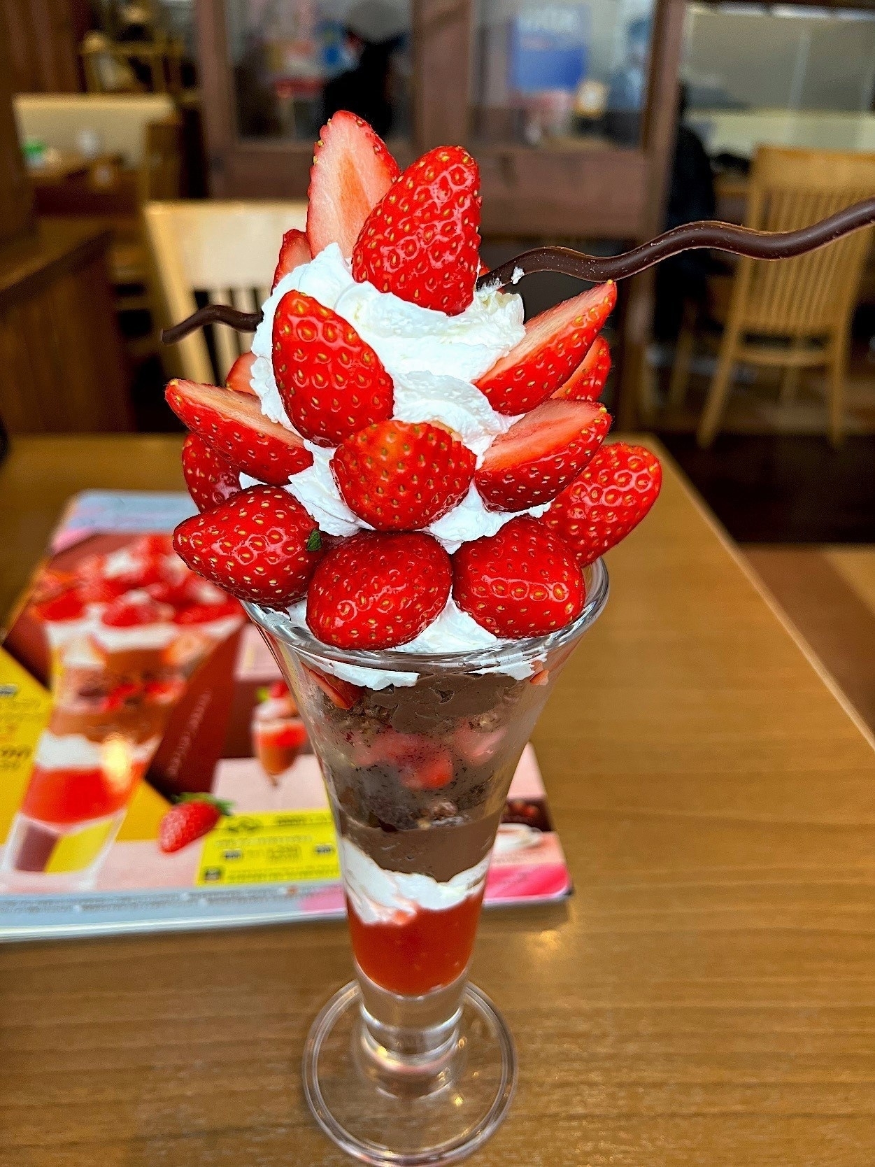 ココスのオススメ「超いちご！15（いちご）のクイーンパフェ」