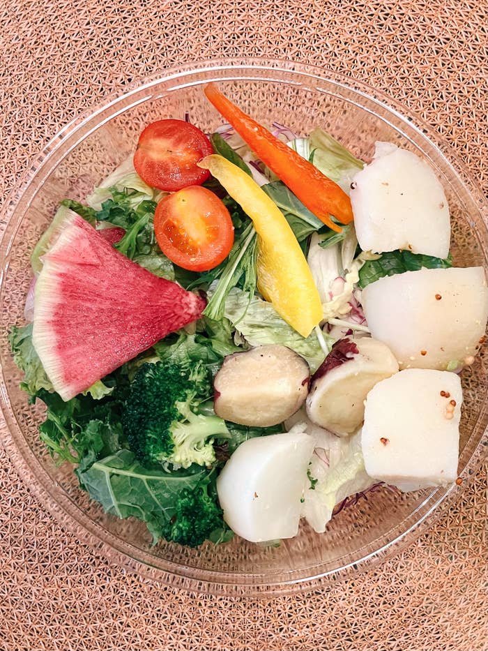 セブン-イレブンのオススメサラダ「15種具材のカラフル野菜サラダ」