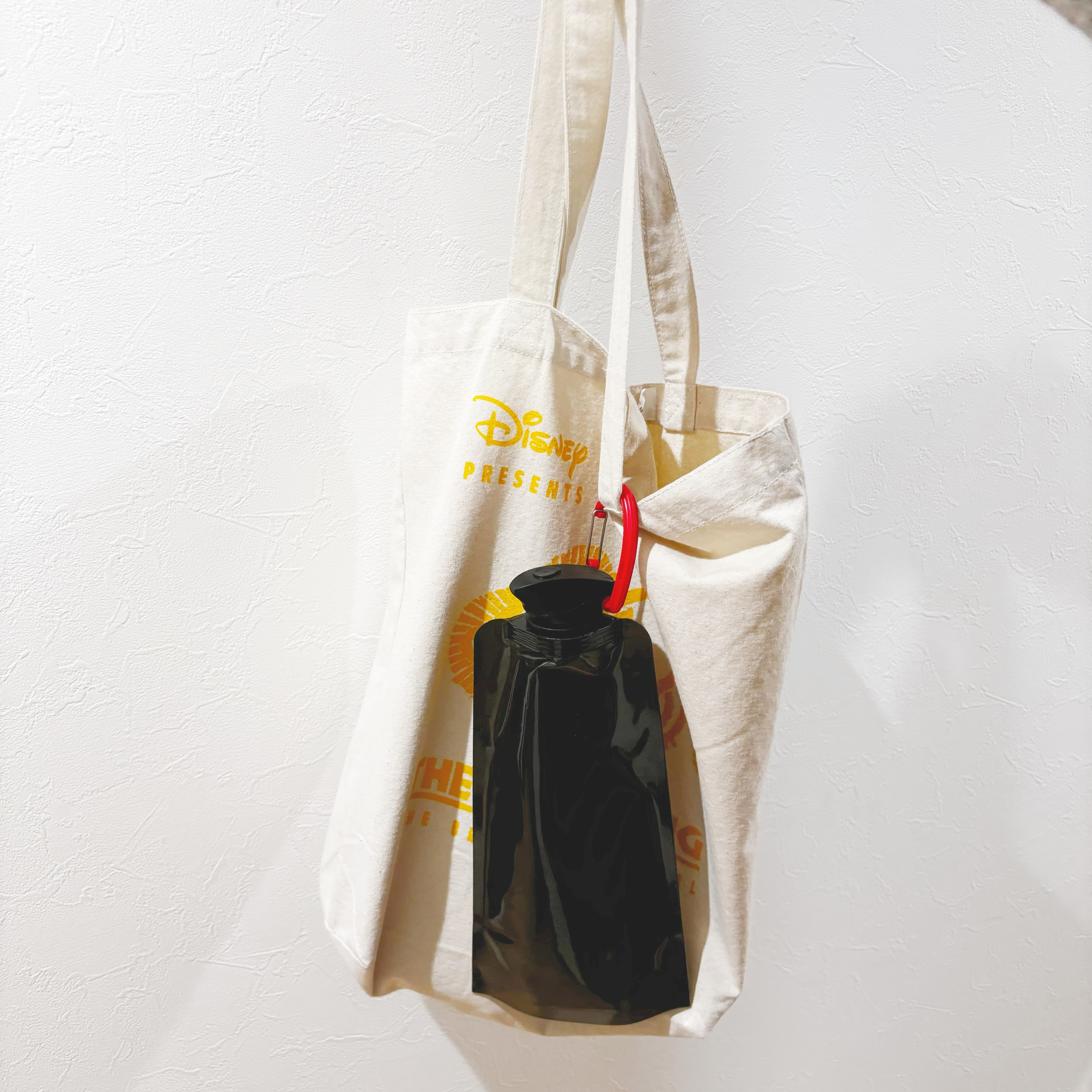 ダイソーのおすすめの便利アイテム「ウォーターバッグ（６３０ｍＬ カラビナ付）」