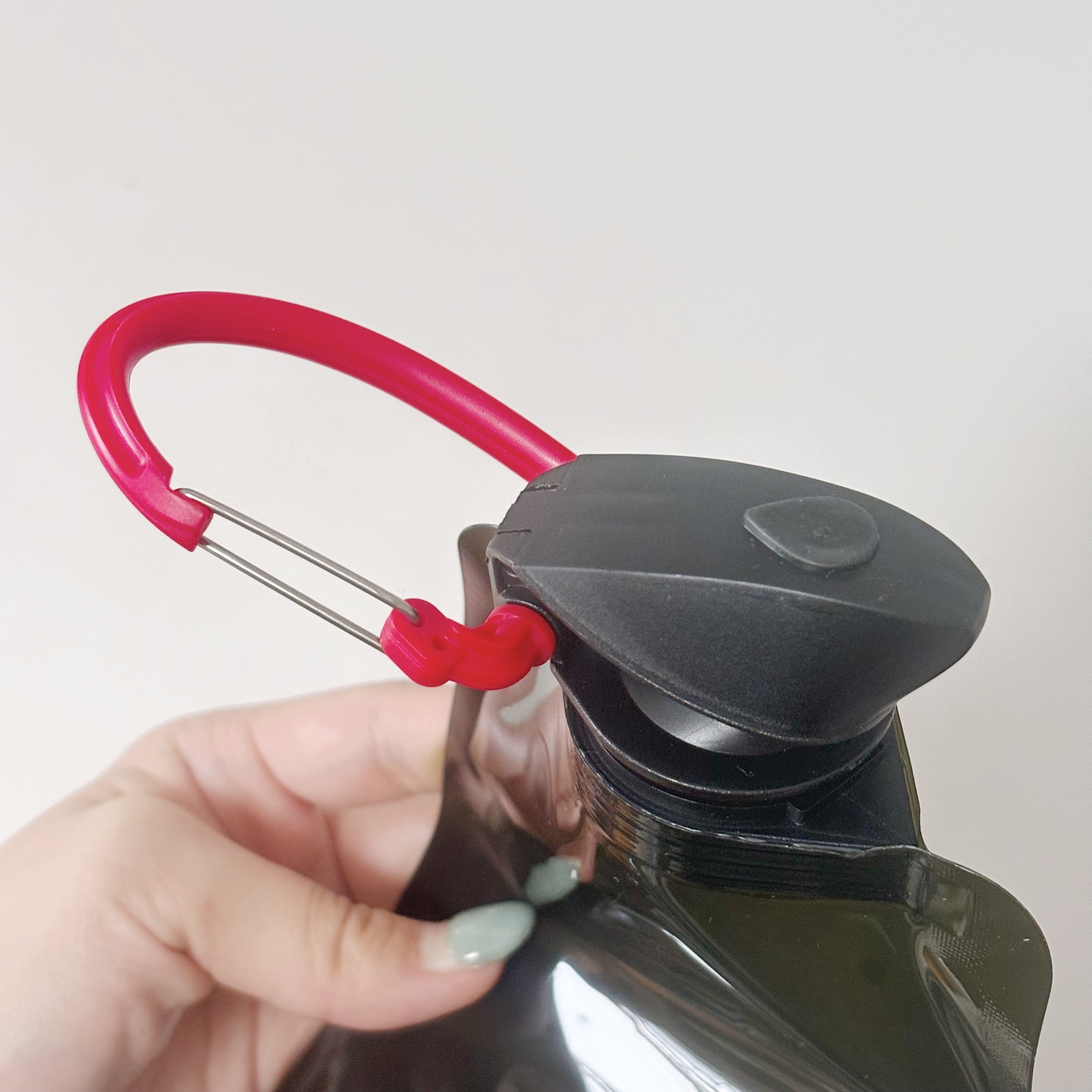 ダイソーのおすすめの便利アイテム「ウォーターバッグ（６３０ｍＬ カラビナ付）」