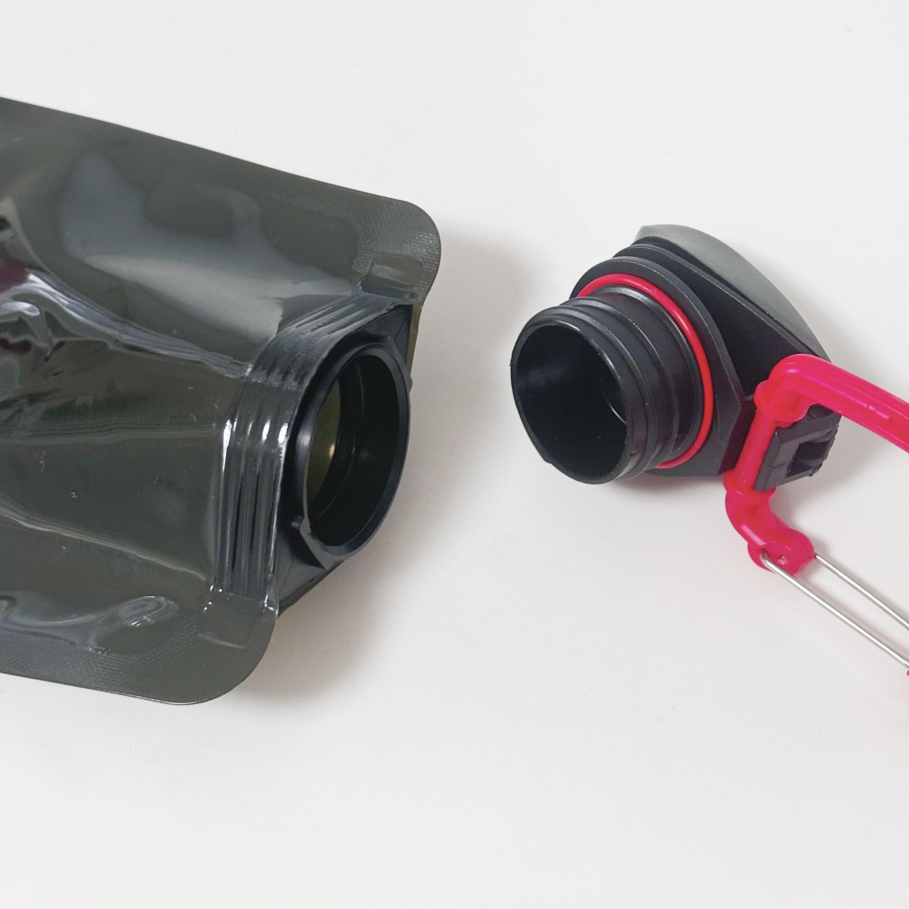 ダイソーのおすすめの便利アイテム「ウォーターバッグ（６３０ｍＬ カラビナ付）」