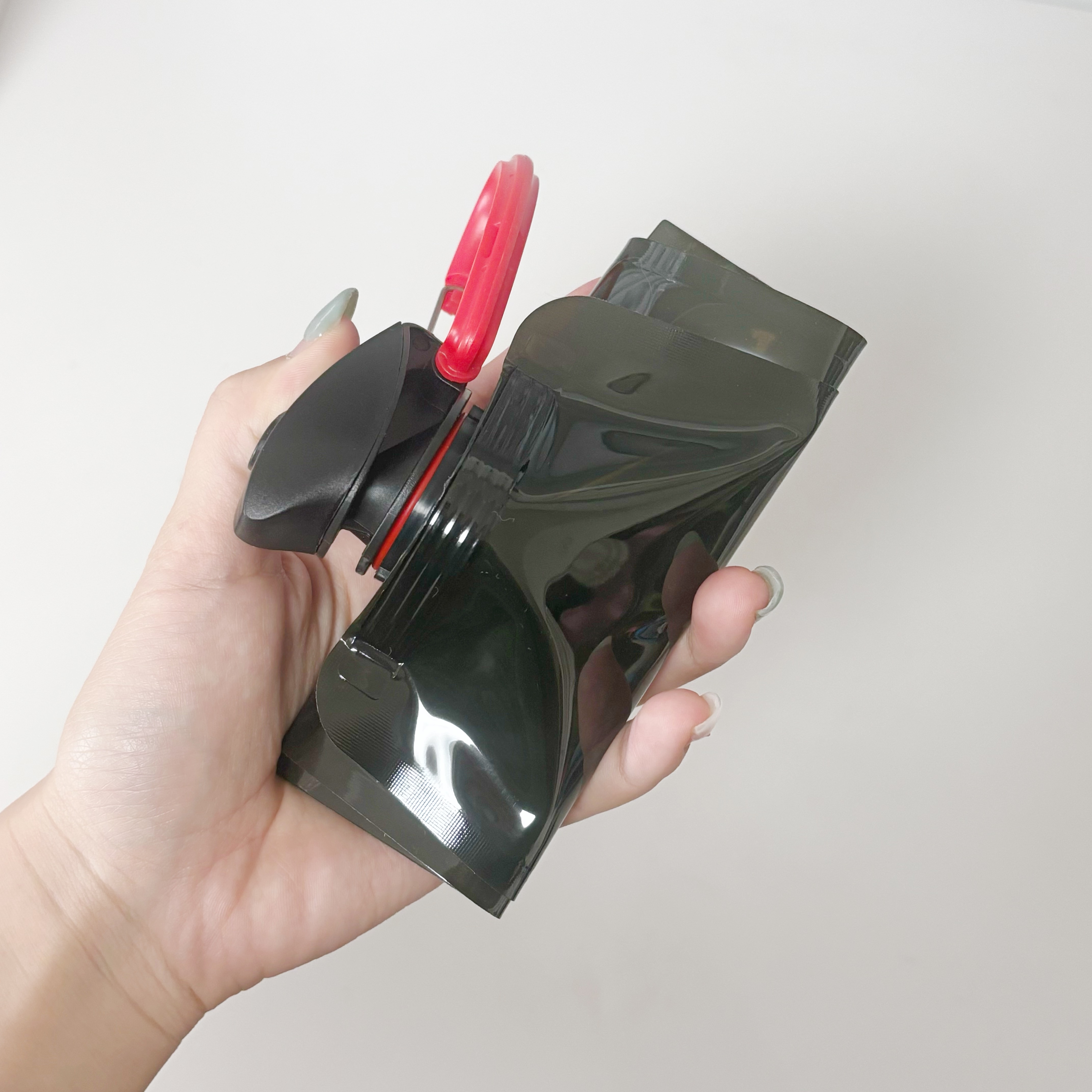 ダイソーのおすすめの便利アイテム「ウォーターバッグ(630mL カラビナ付)」