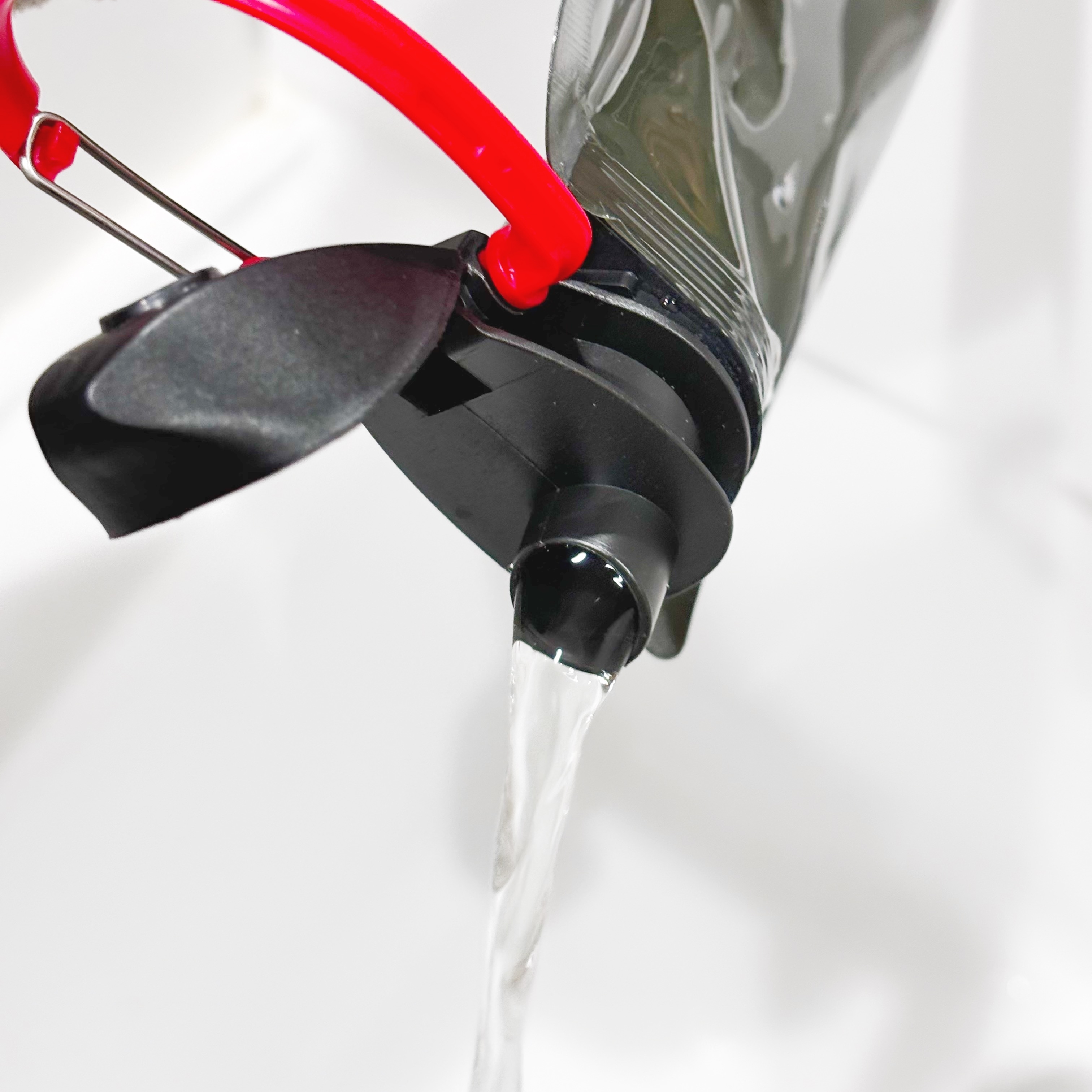 ダイソーのおすすめの便利アイテム「ウォーターバッグ（６３０ｍＬ カラビナ付）」