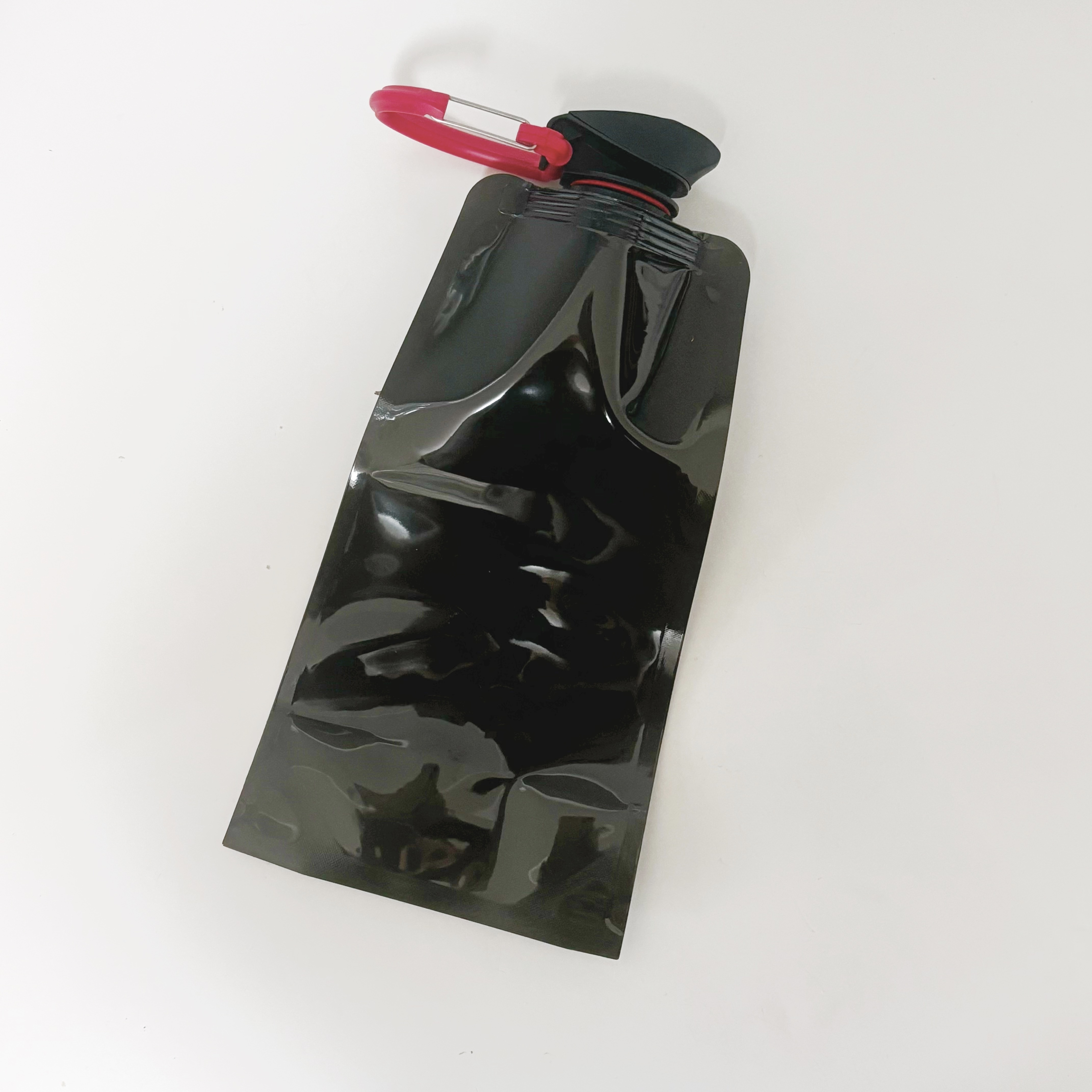 ダイソーのおすすめの便利アイテム「ウォーターバッグ（６３０ｍＬ カラビナ付）」