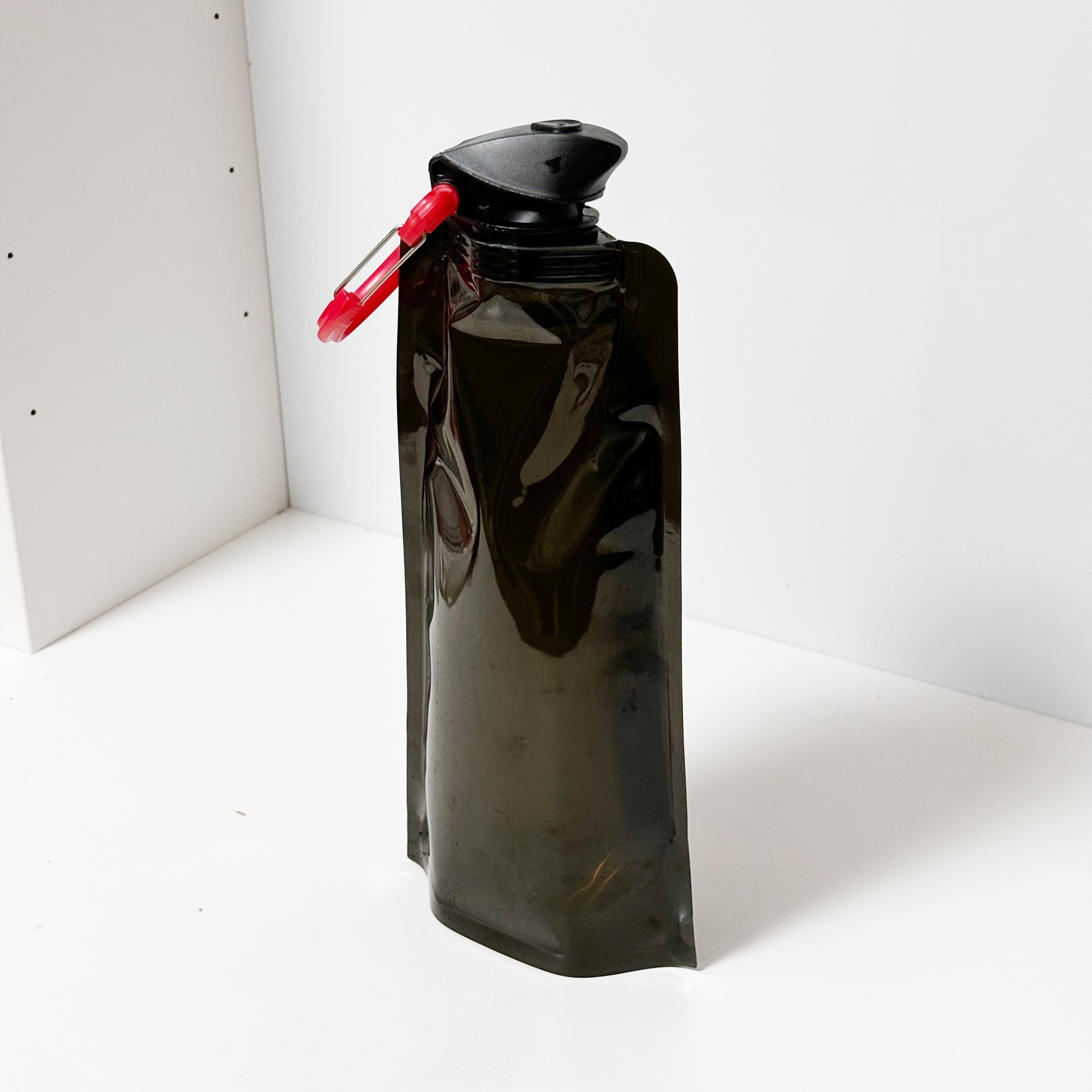 ダイソーのおすすめの便利アイテム「ウォーターバッグ(630mL カラビナ付)」