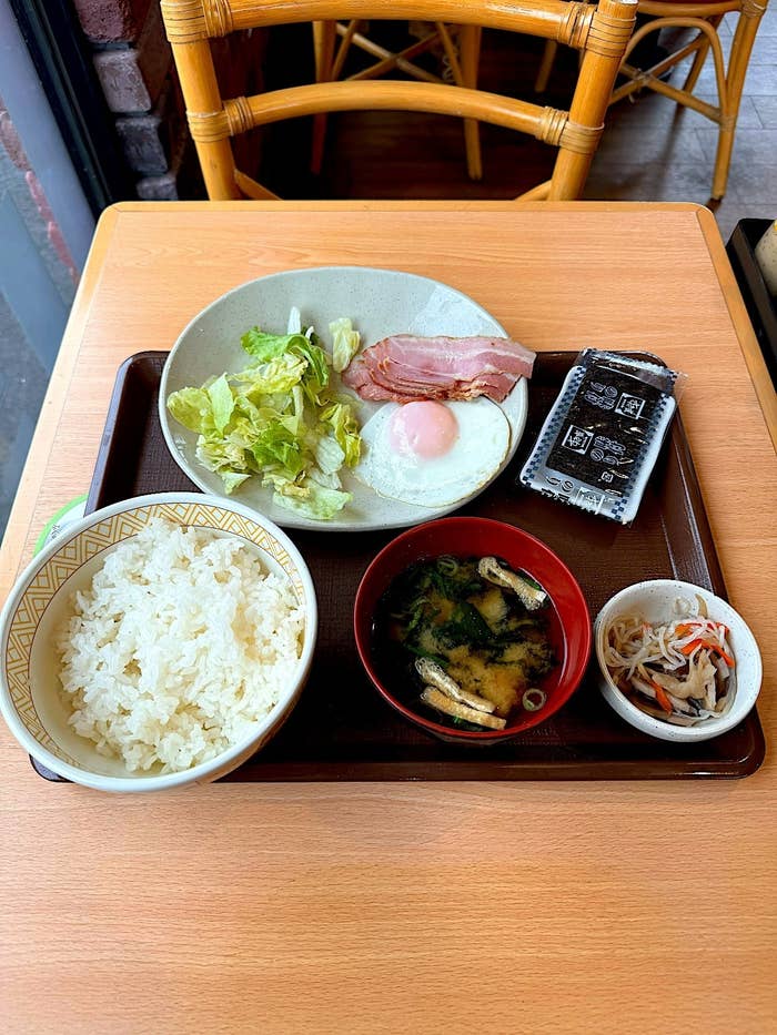 すき家のオススメのモーニング「自社製ベーコンエッグ朝食」