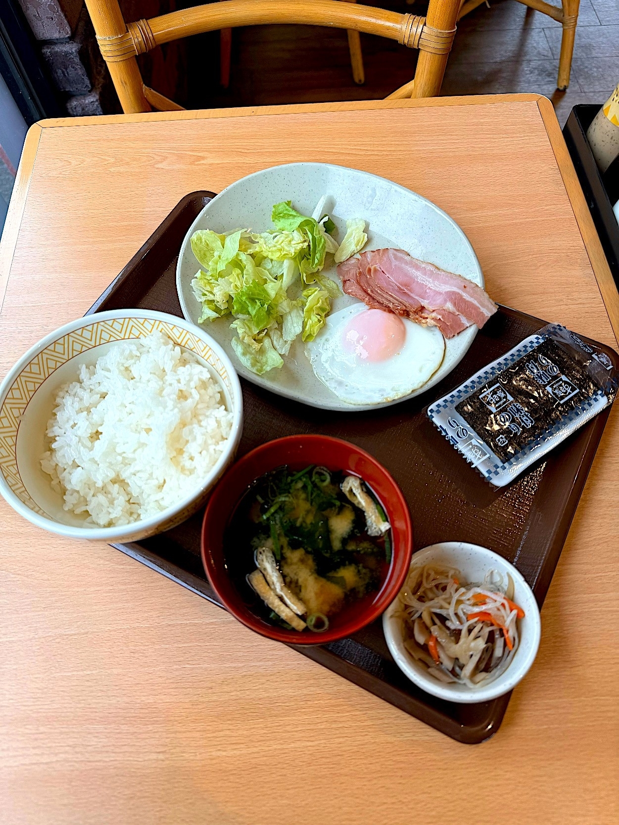 すき家のオススメのモーニング「自社製ベーコンエッグ朝食」