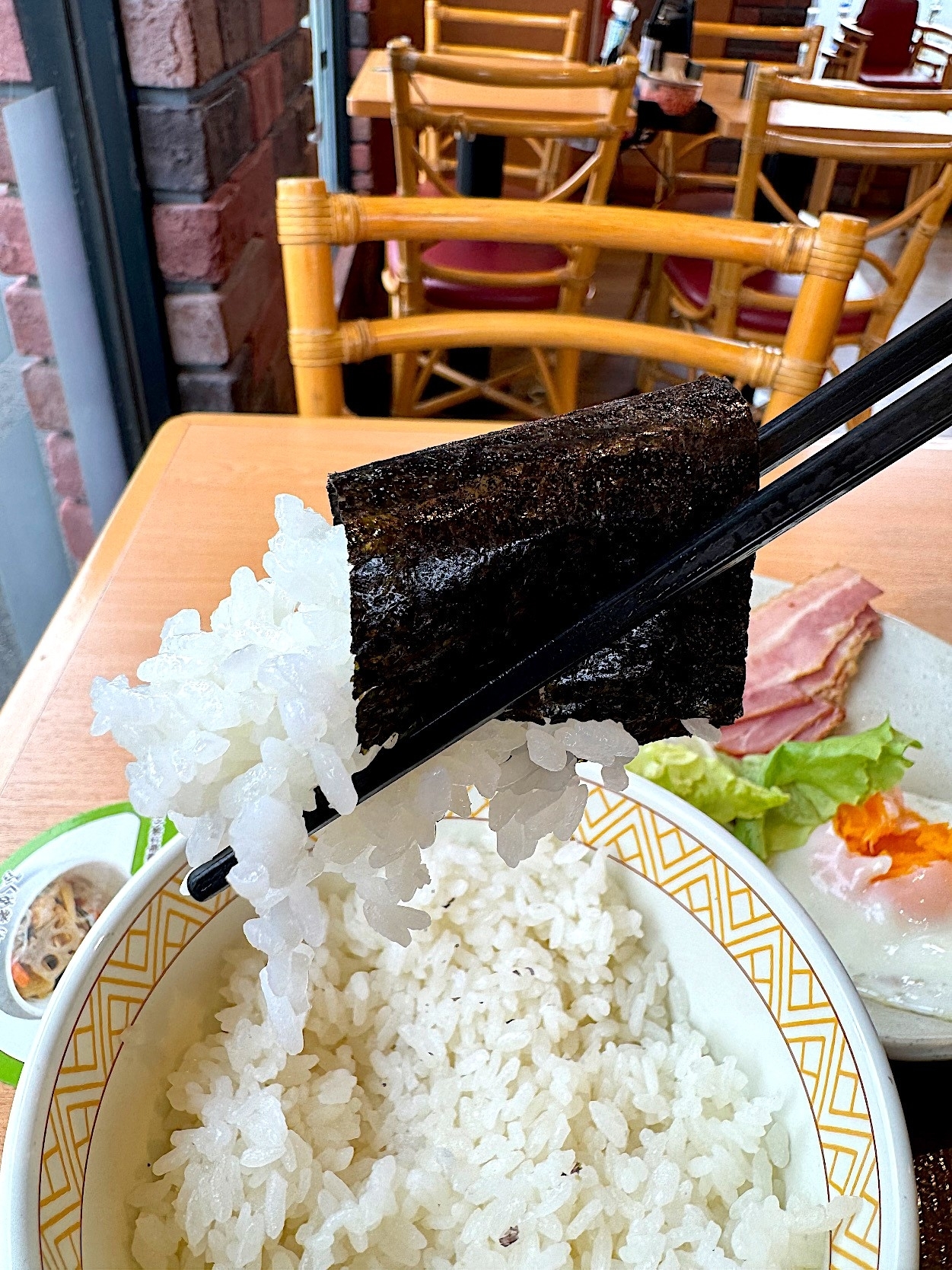 すき家のオススメのモーニング「自社製ベーコンエッグ朝食」