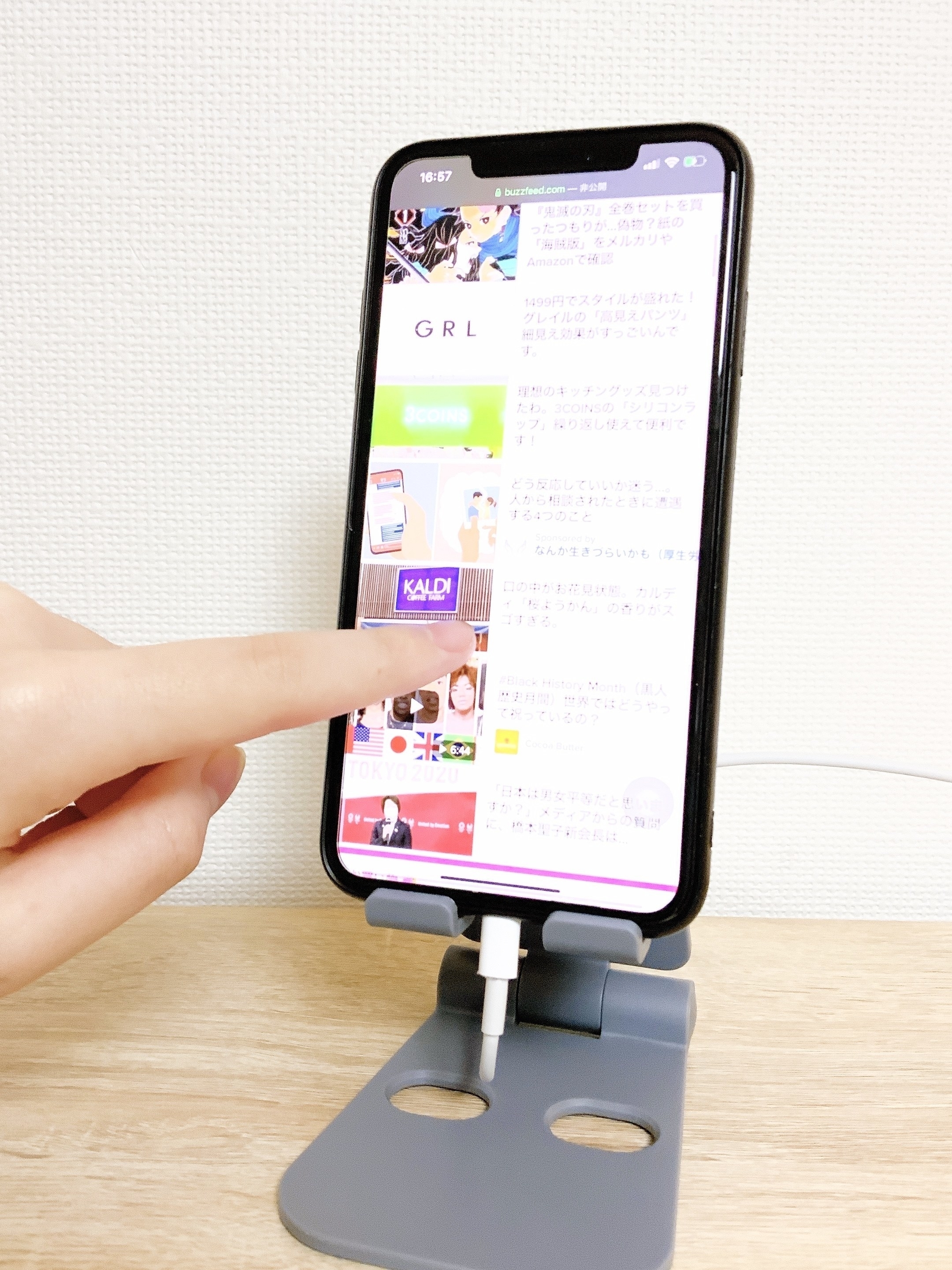 ダイソーのオススメグッズ「折りたたみ式スマホスタンド」