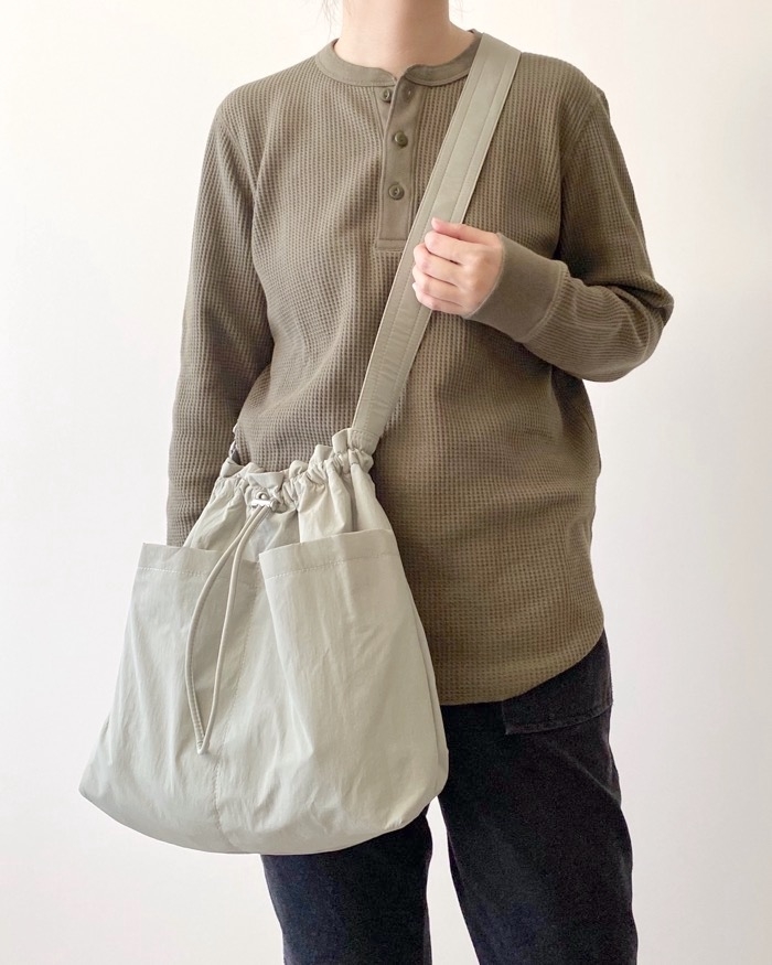 GUのオススメのバッグ「ナイロンドローストリングショルダーバッグ」