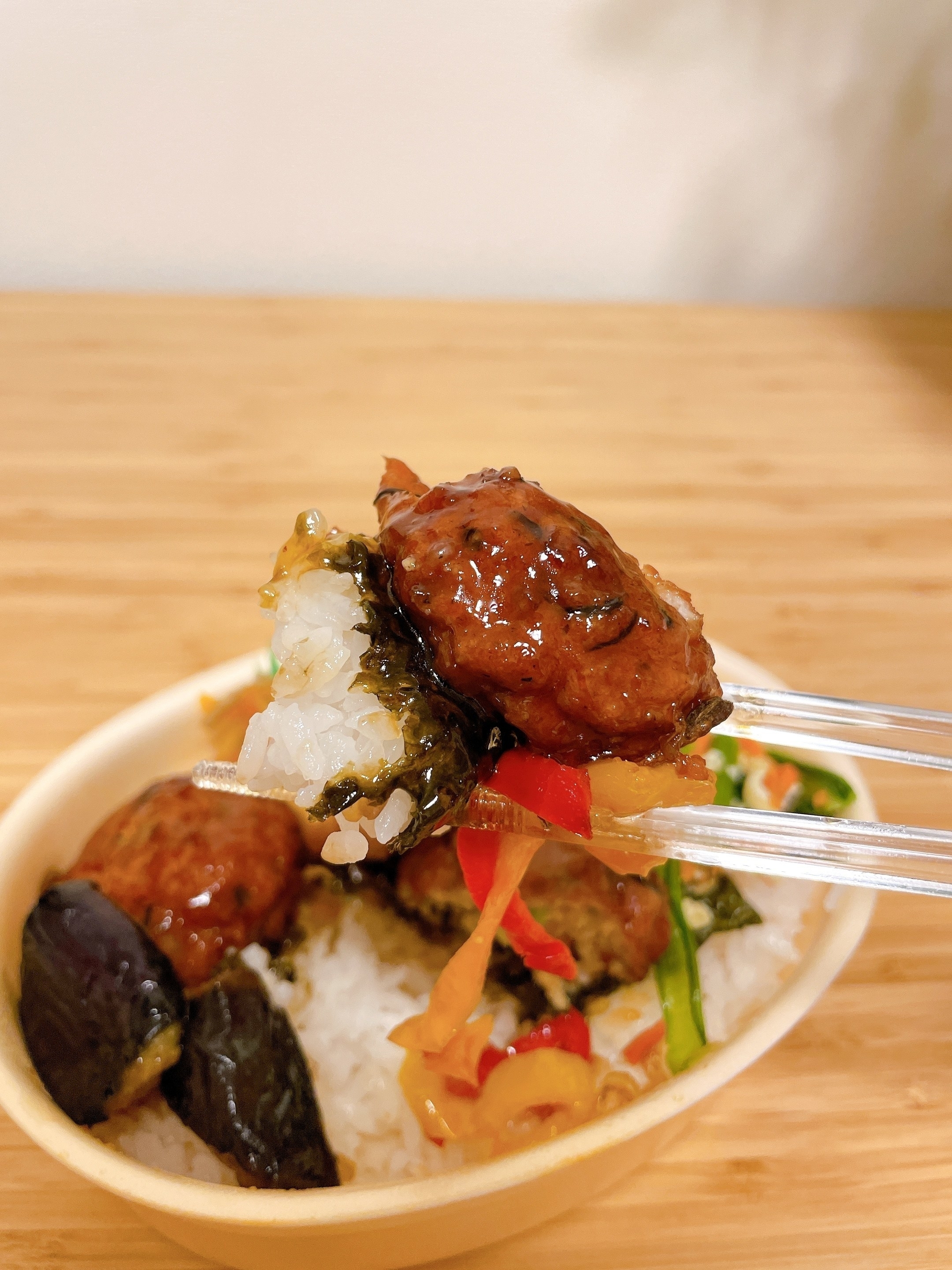 ほっともっとのオススメ弁当「彩・豆腐ハンバーグと野菜の照りだれ弁当」