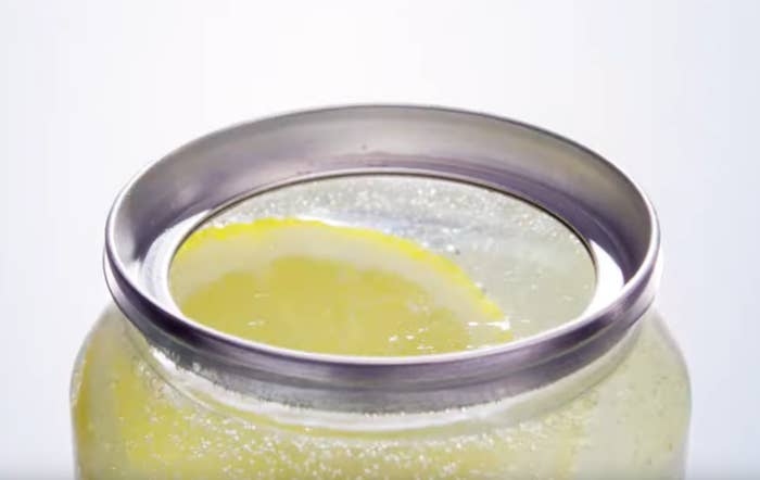 フタを開けると本物のレモンスライスが浮かび上がる! アサヒ フタを開けると本物のレモンスライスが浮かび上がる! アサヒ