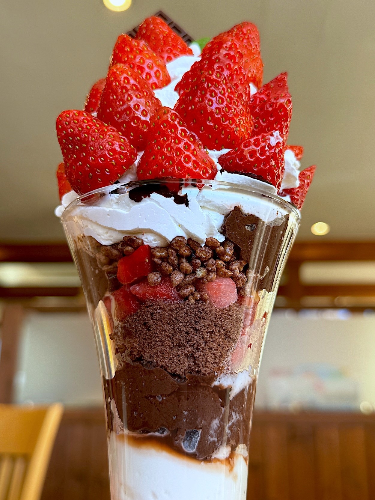 15パフェ様♡ 動画・画像】ココスの「Very Berry 15パフェ」は上から下までイチゴ