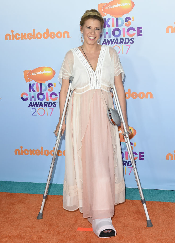Jodie Sweetin using crutches