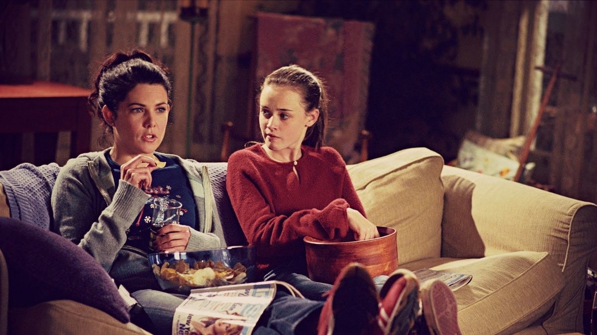 Rory and Lorelai Gilmore sitting on the couch