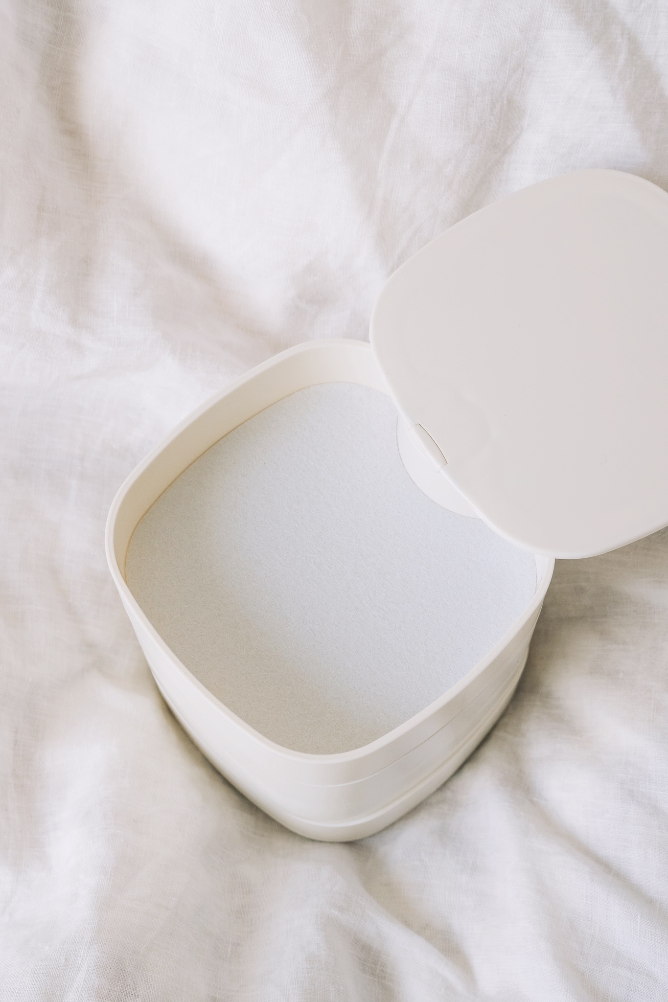 3COINS（スリーコインズ）のインテリア雑貨「ミラー付4段スライドアクセサリー収納」